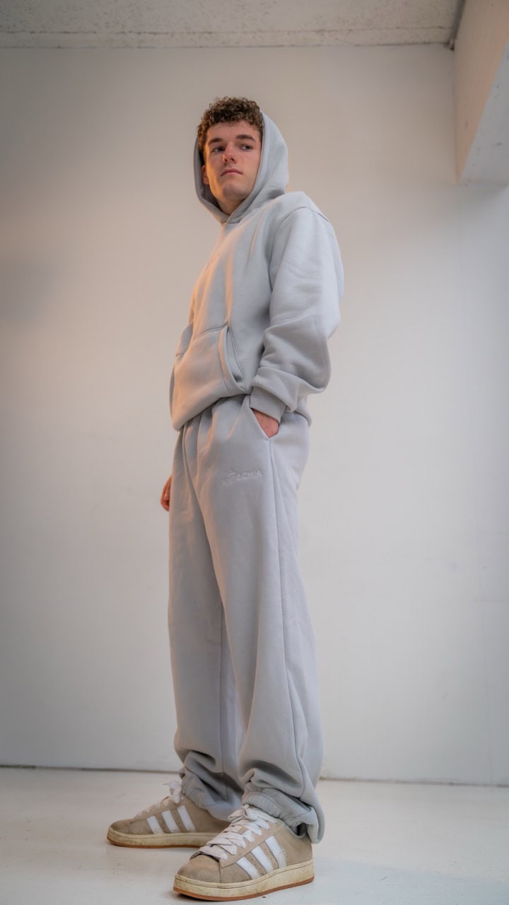 Essential Jogginghose - "Johannes" 14 Moderner junger Mann trägt bequemen weißen Hoodie und Jogginghose, Streetwear Mode, Christliche Lifestyle.