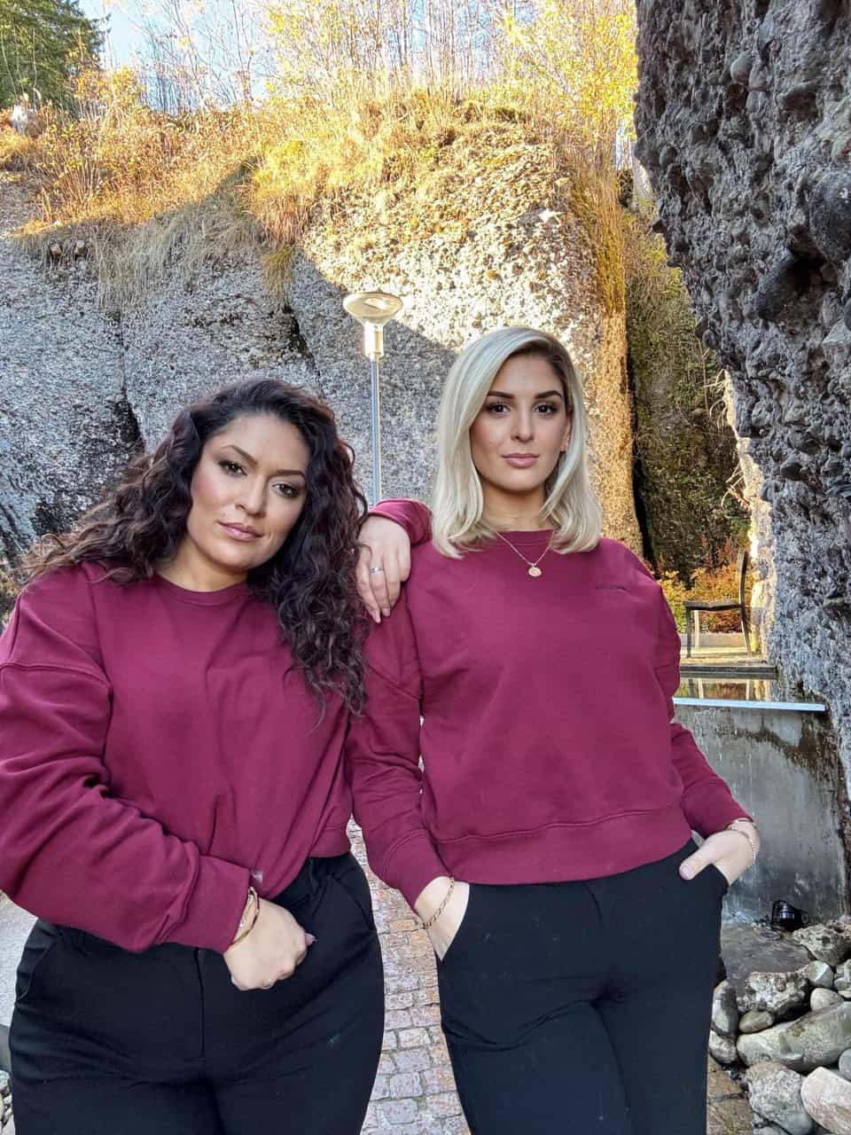ICON Cropped Sweatshirt - "Magdalena" 15 Zeitlose christliche Mode für Damen, stilvolle Sweatshirts im Burgunderrot.