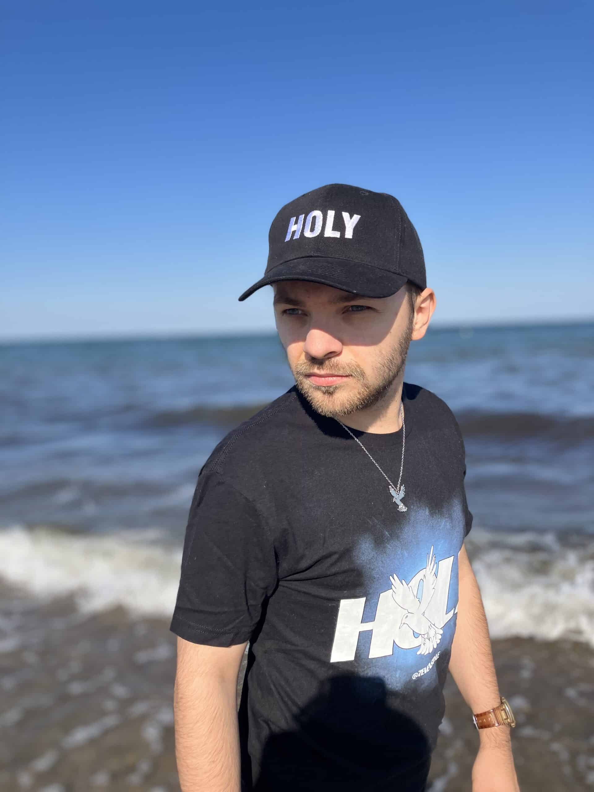 Holy Cap 2 Mann mit Glaubensmotiv auf Streetwear am Strand.