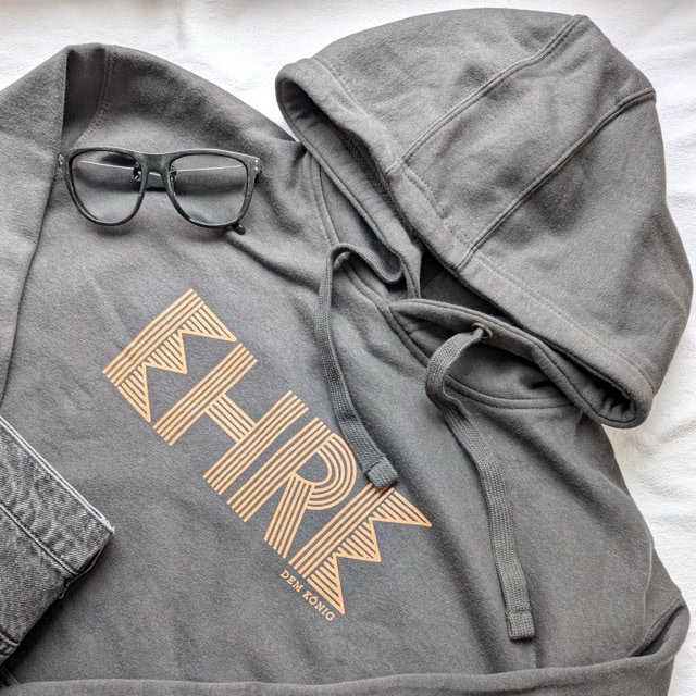 Ehre dem König - Hoodie 7 Moderner grauer Hoodie mit "Scriptura" Print für christliche Mode.