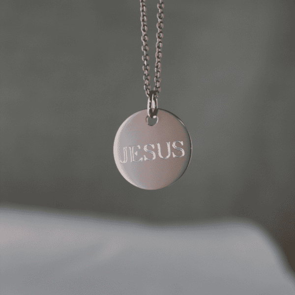Halskette mit Jesus-Anhänger, christliches Schmuckstück, religiöse Geschenke.