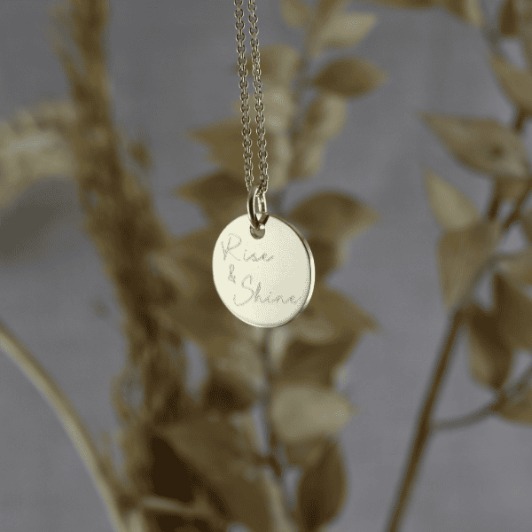 Personalisierter christlicher Anhänger mit Gravur, Schmuck für Glaubensfreude.