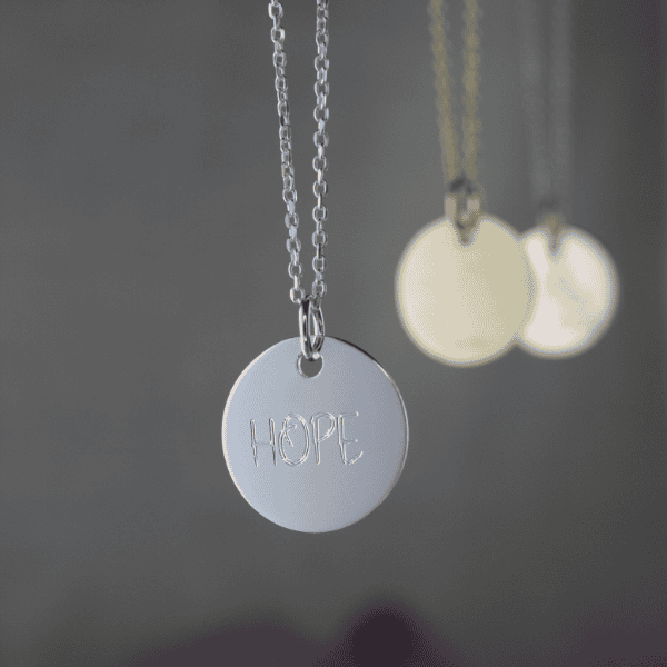 Hope - Anhänger 8 Anhänger Hope mit den anderen Materialien im Hintergrund