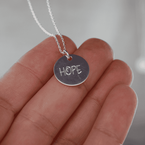 Hope - Anhänger 9 Anhänger Hope auf Hand liegend