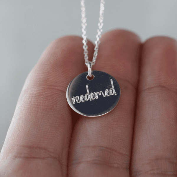 reedemed - Anhänger 9 Anhänger reedemed in Silber auf Hand liegend