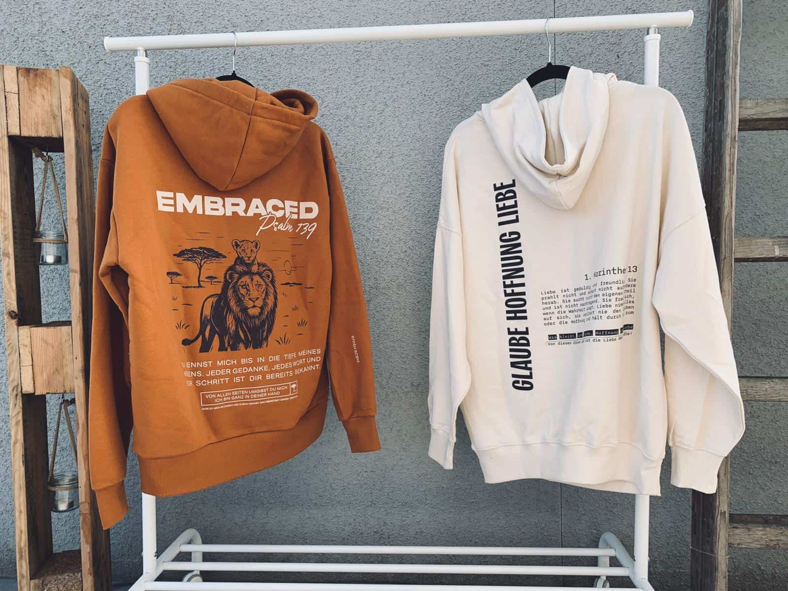 Hoodie embraced 12 Glaubensbasierte Hoodies mit christlichen Botschaften, Bibelzitat, religiöse Mode.