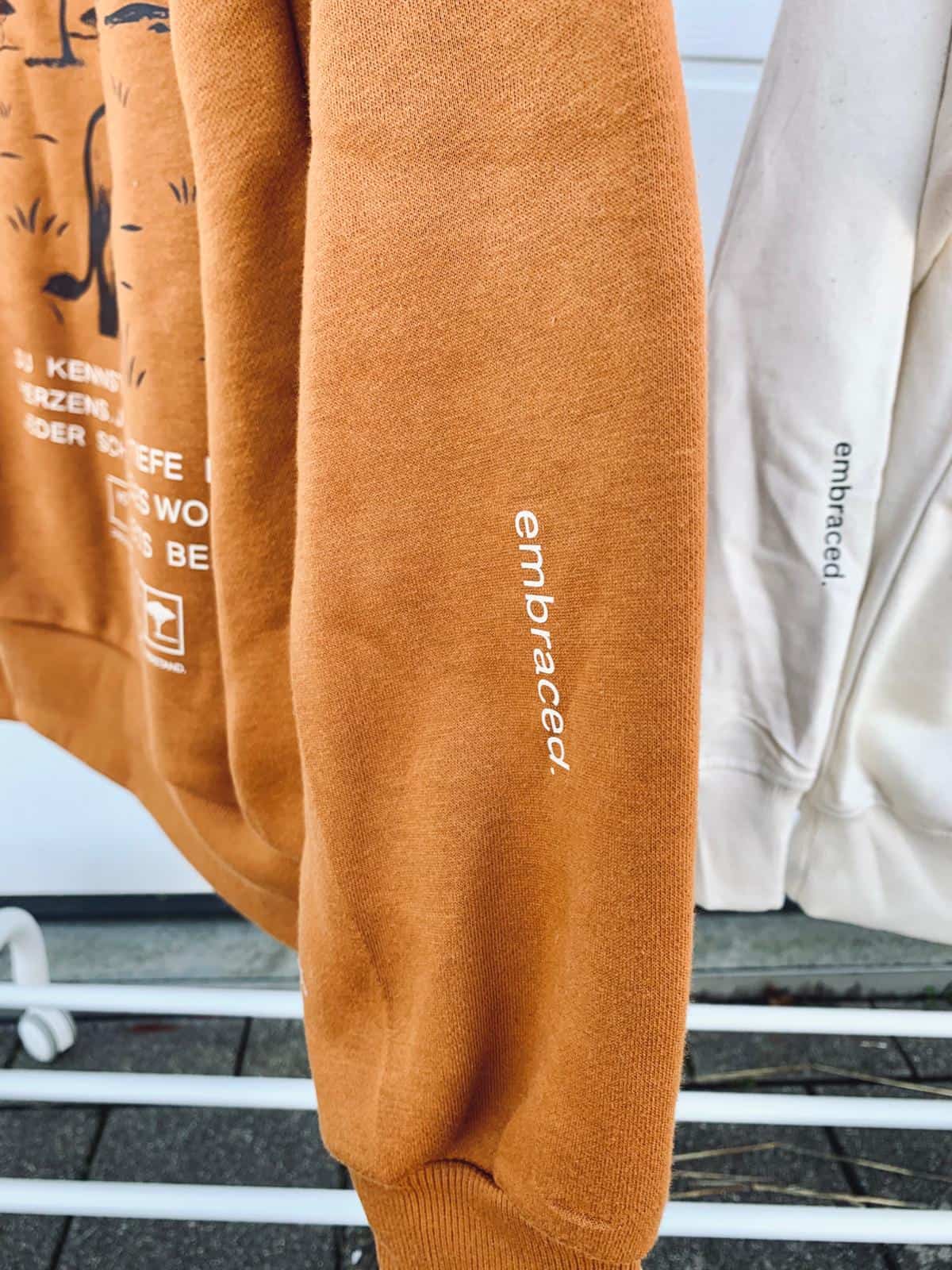 Hoodie embraced 15 Moderner brauner Kapuzenpullover mit religiösem Design, christliche Mode, biblische Kleidung.