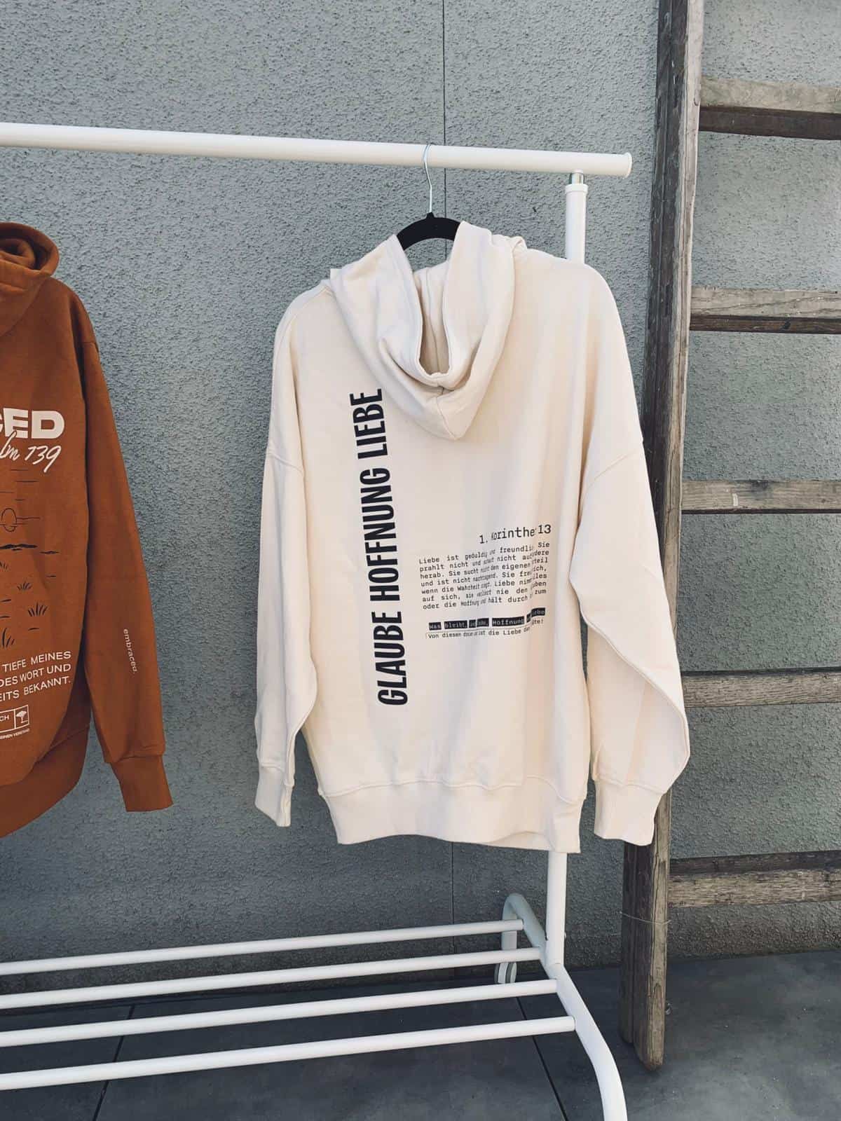 Modischer weißer Kapuzenpullover mit christlichem Design und inspirierende Botschaft.