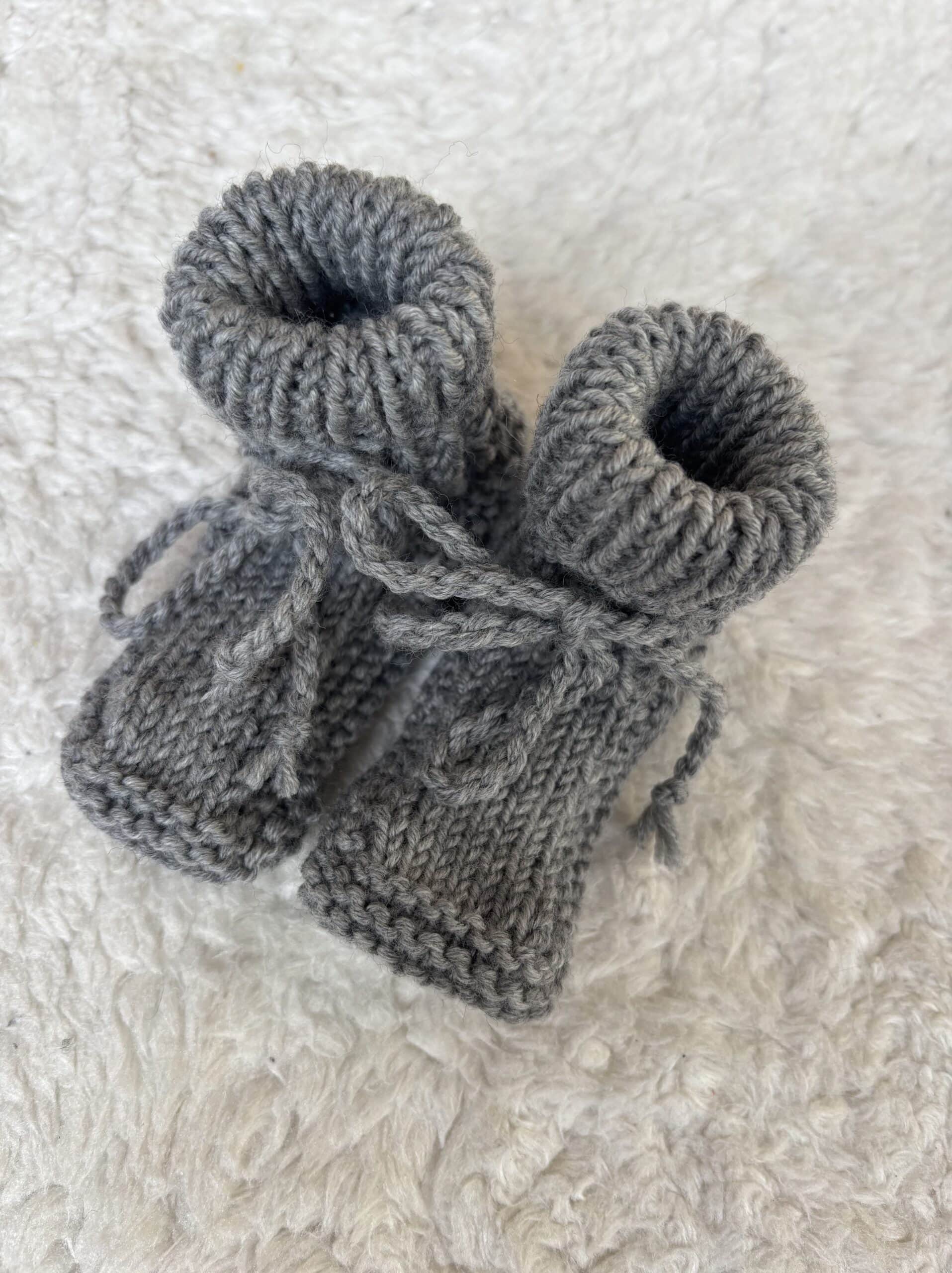 Babyschühchen merino 11 Strickschuhe für Babys aus Wolle, handgefertigt, nachhaltige, gemütliche Babyschuhe, ökologische Kinderkleidung.