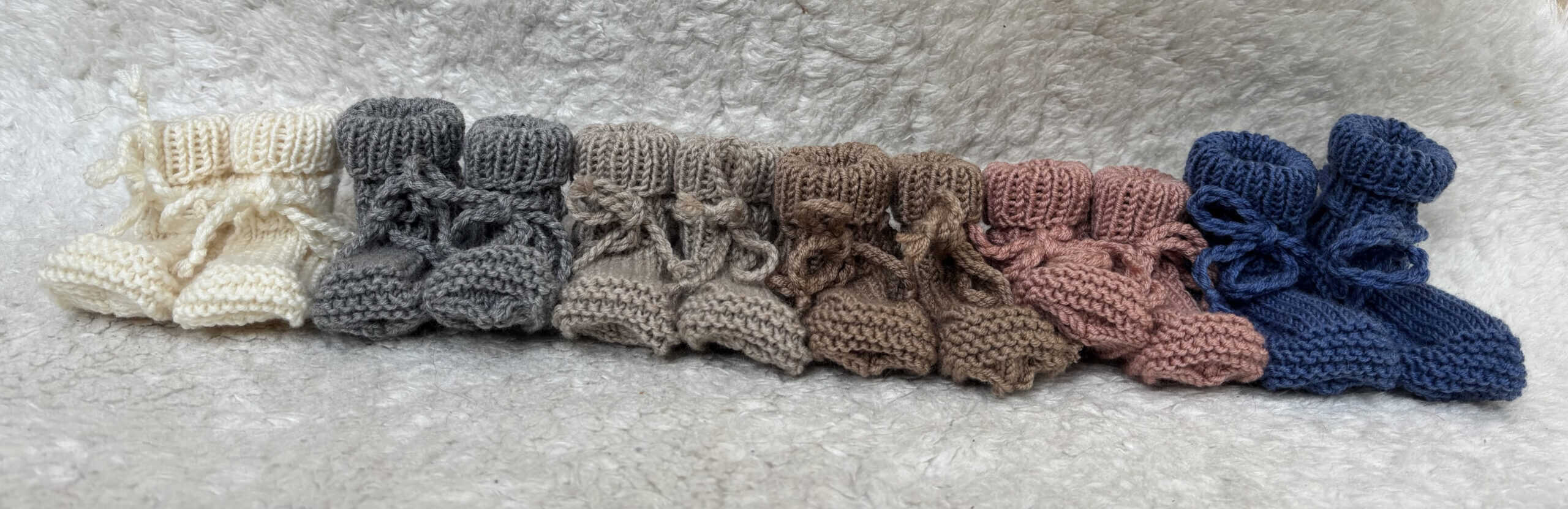Babyschühchen merino 12 Gemütliche gehäkelte Socken in verschiedenen Farben, handgefertigt, ideal für Winter.