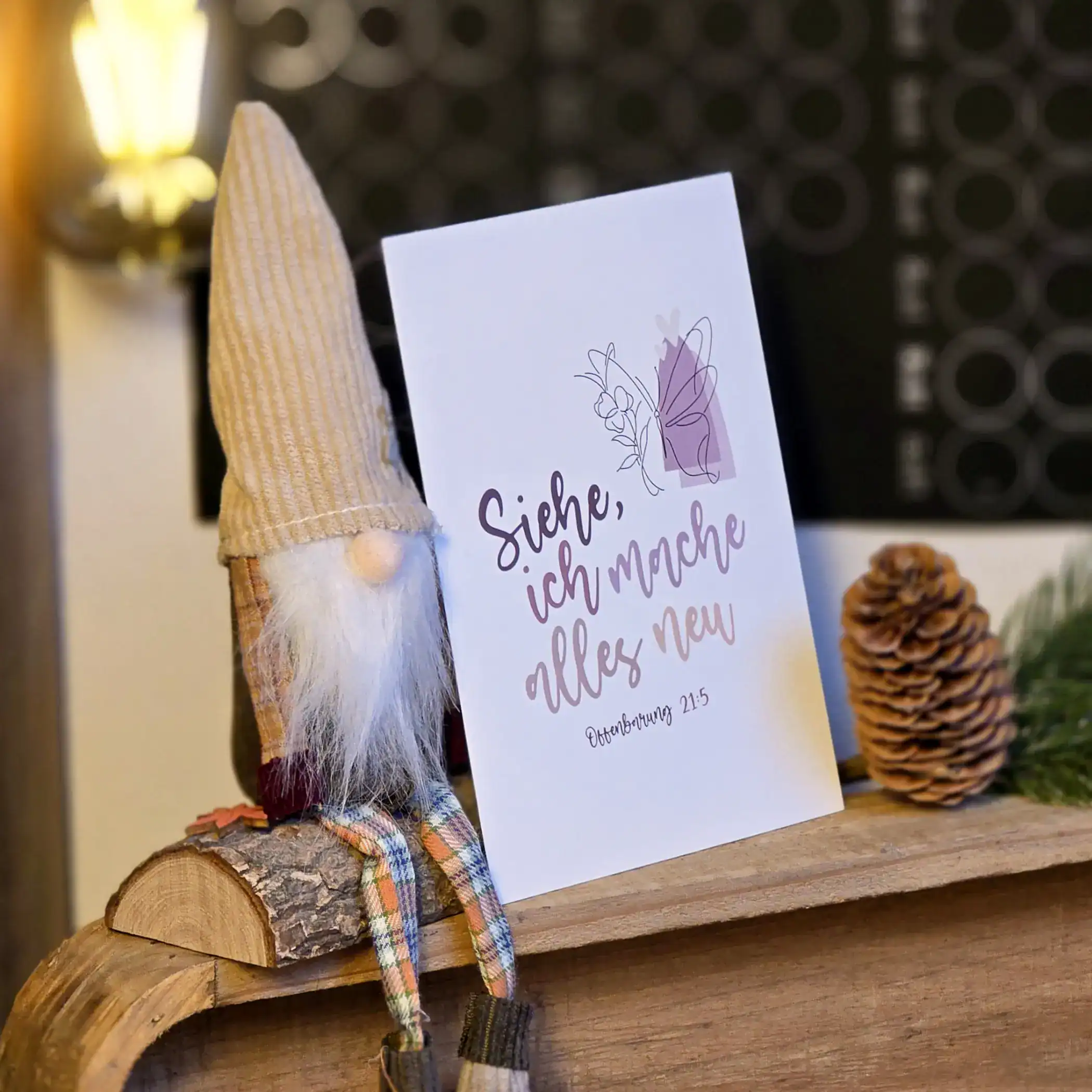 5er Set Postkarten | Jahreslosung 2026 | Gott macht alles neu | Offenbarung 21:5 | Christlich | Geschenk | Bibel | Sprüche | Bibelverse 3 Fröhlicher Weihnachtswichtel mit Spruchkarte und Tannenzapfen auf Holzdekor.