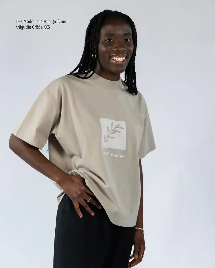 Promise T-Shirt 14 Modell in beiges T-Shirt mit Bibelvers, christliche Mode, christliche Marken, Mookho.de.