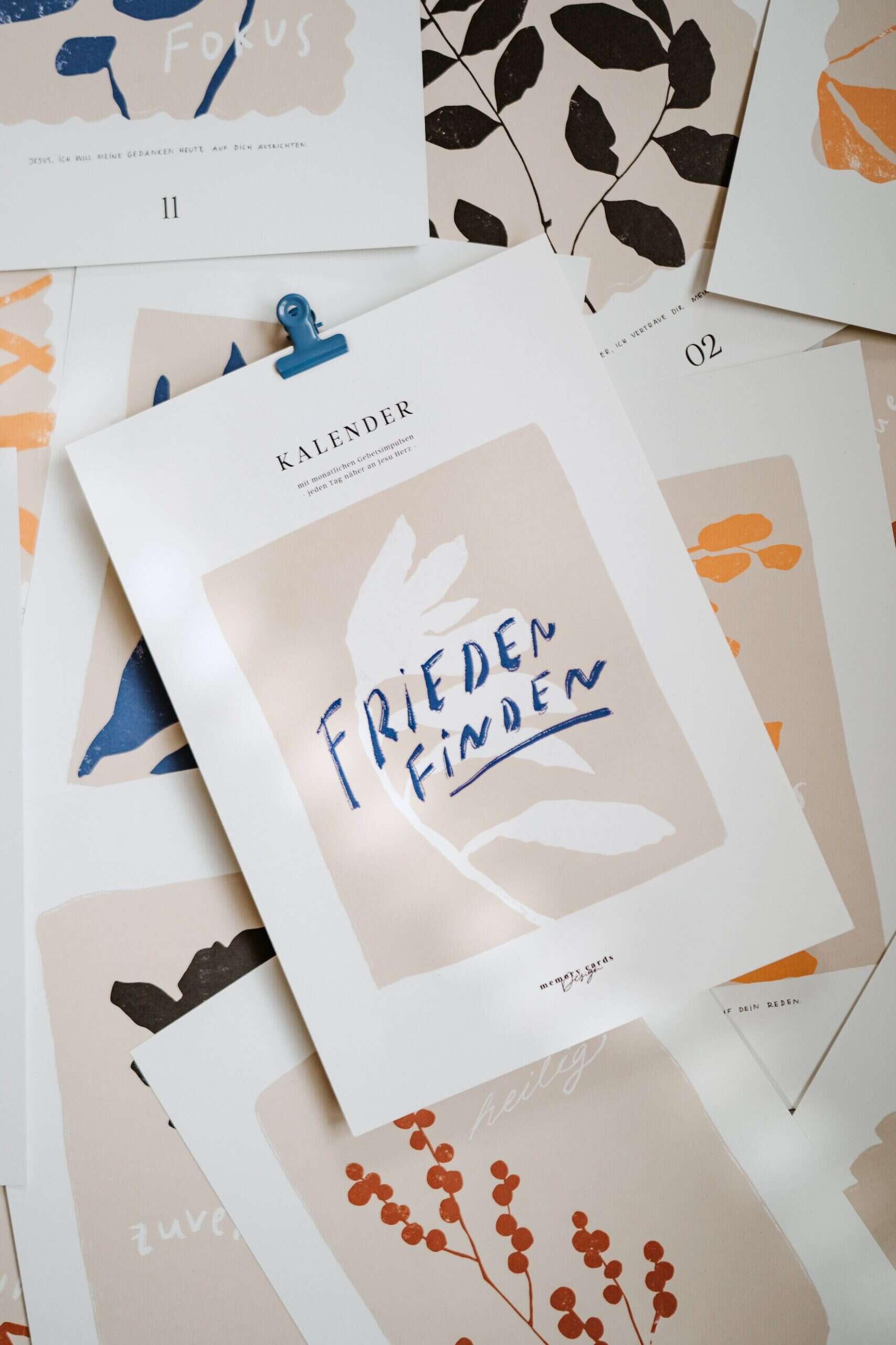 Selbstgemachte christliche Kalender und Glaubensposter für spirituelles Wachstum.