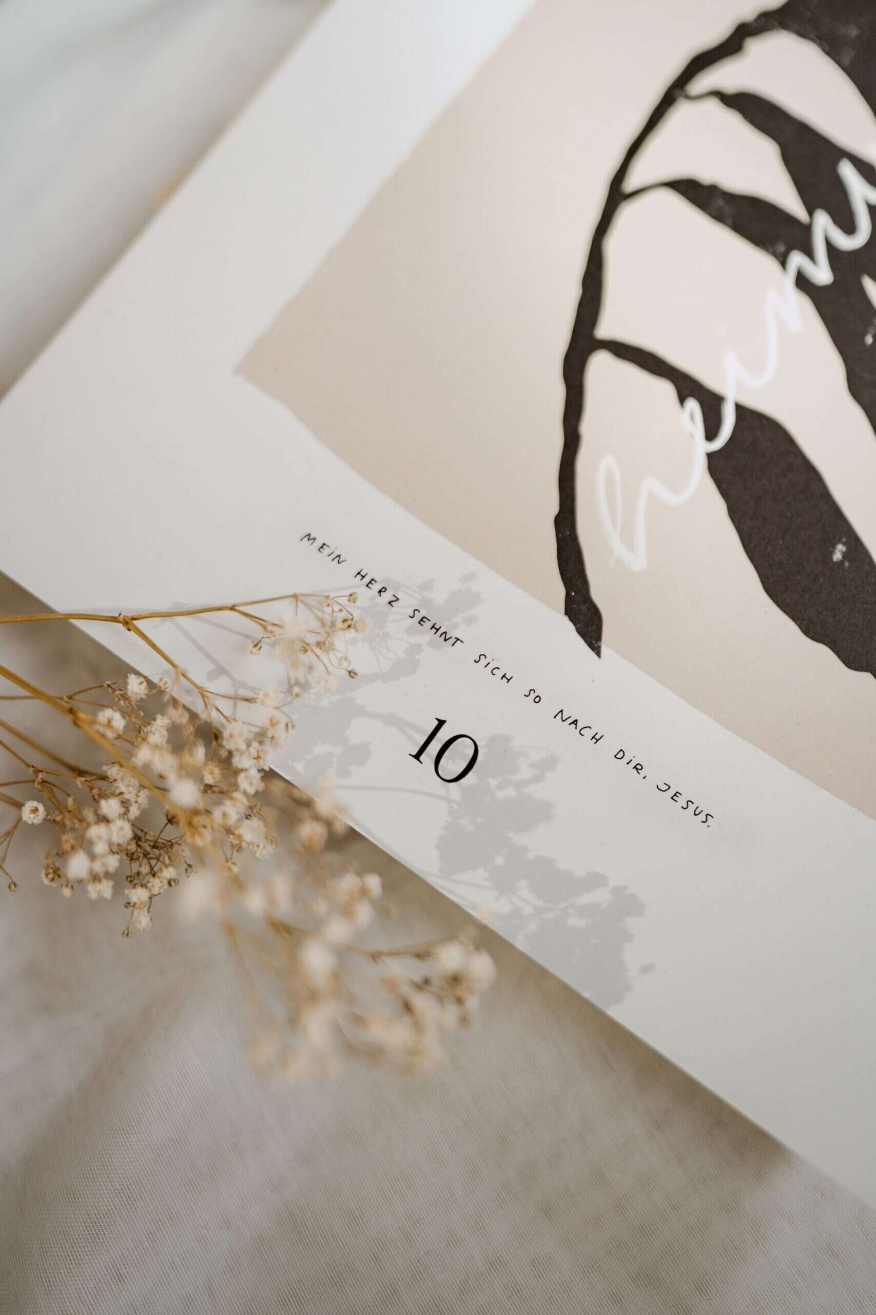 A4 Wandkalender FRIEDEN FINDEN inkl. Klammer I Immerwährender Kalender 3 Gebetskarte mit christlicher Botschaft, Glaube, Spiritualität, christliche Inspiration.