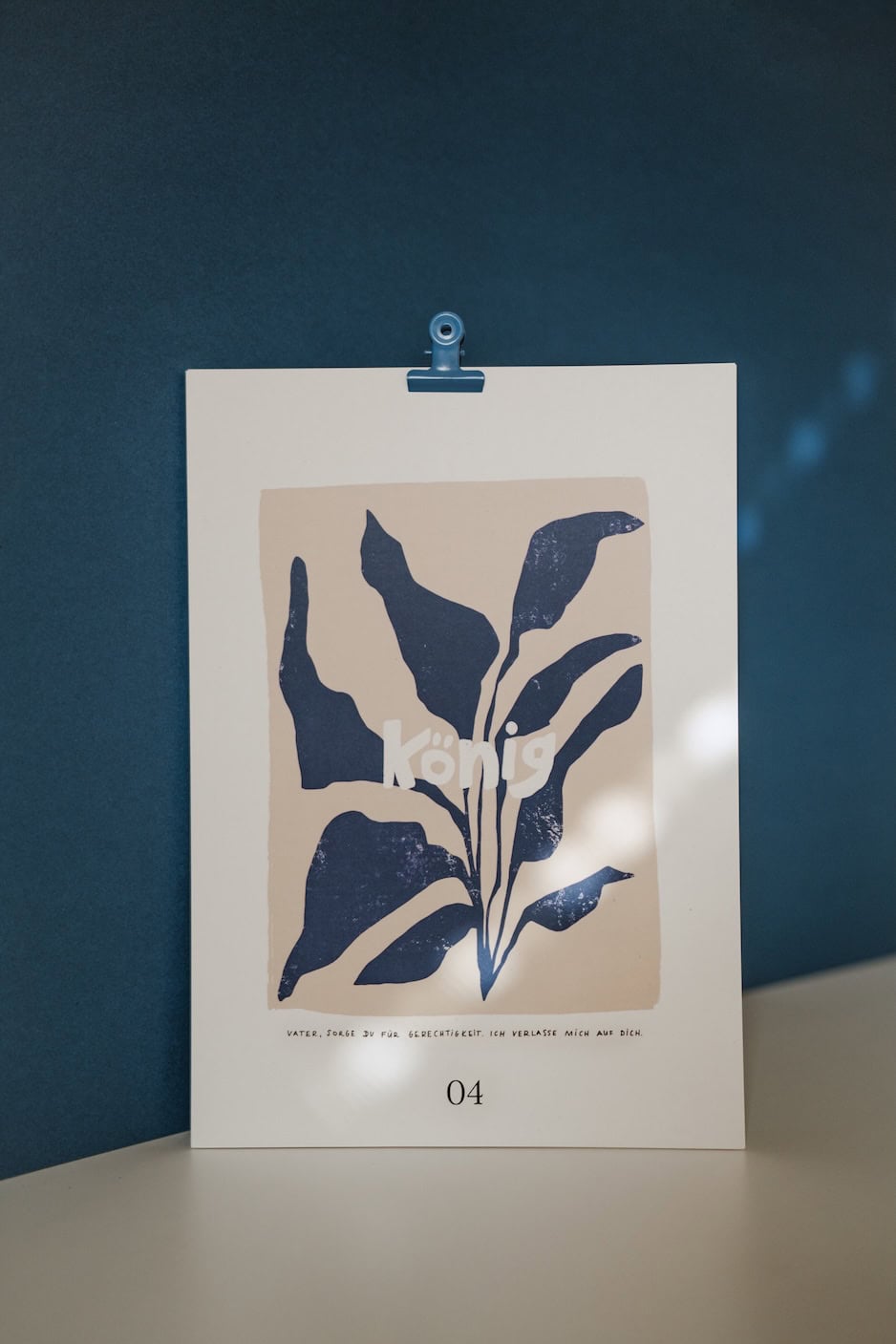 A4 Wandkalender FRIEDEN FINDEN inkl. Klammer I Immerwährender Kalender 2 Moderner christlicher Kunstdruck mit Bibelvers und Pflanzenmotiv.