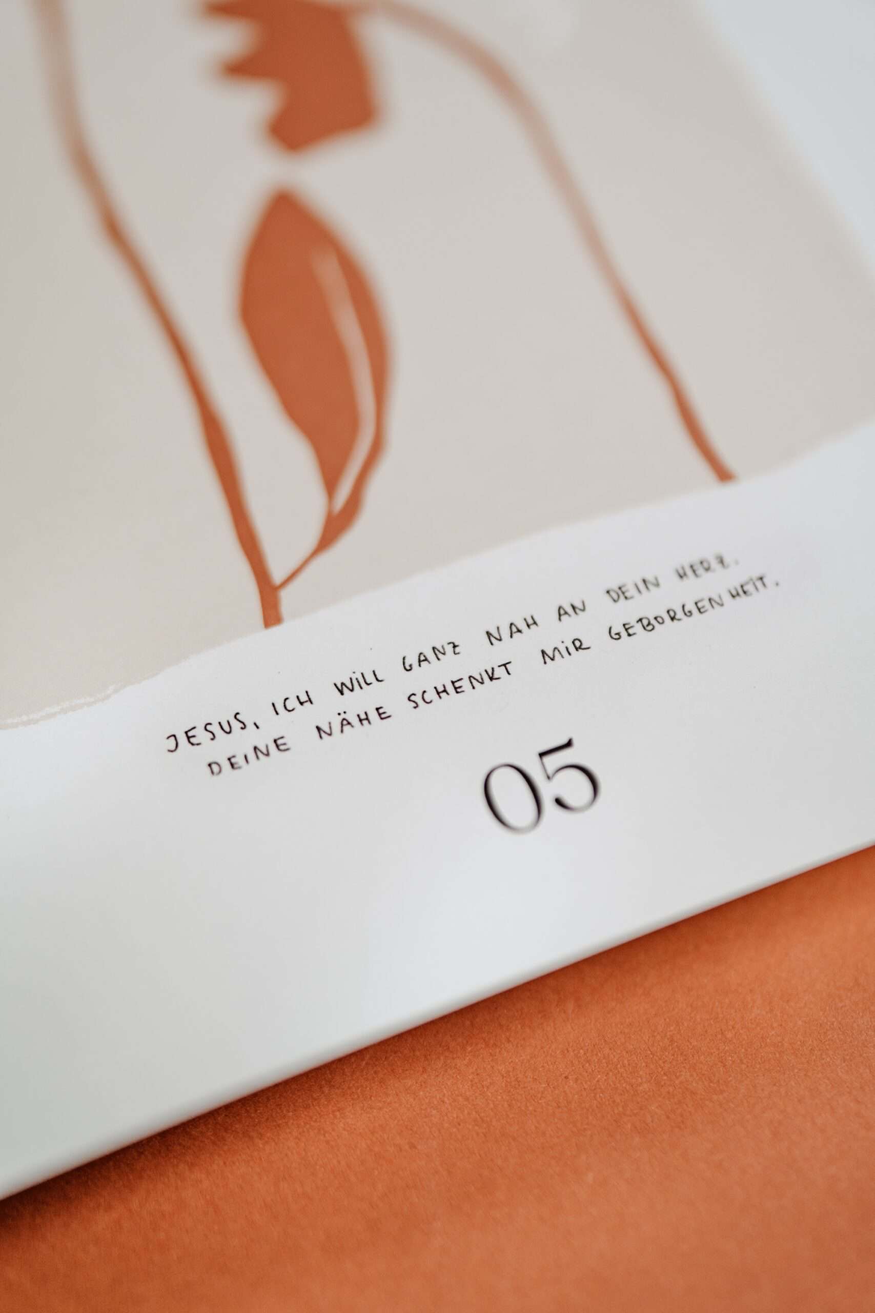 A4 Wandkalender FRIEDEN FINDEN inkl. Klammer I Immerwährender Kalender 5 Segenskarte mit christlichem Gebet und Motiv für religiöse Geschenkideen.