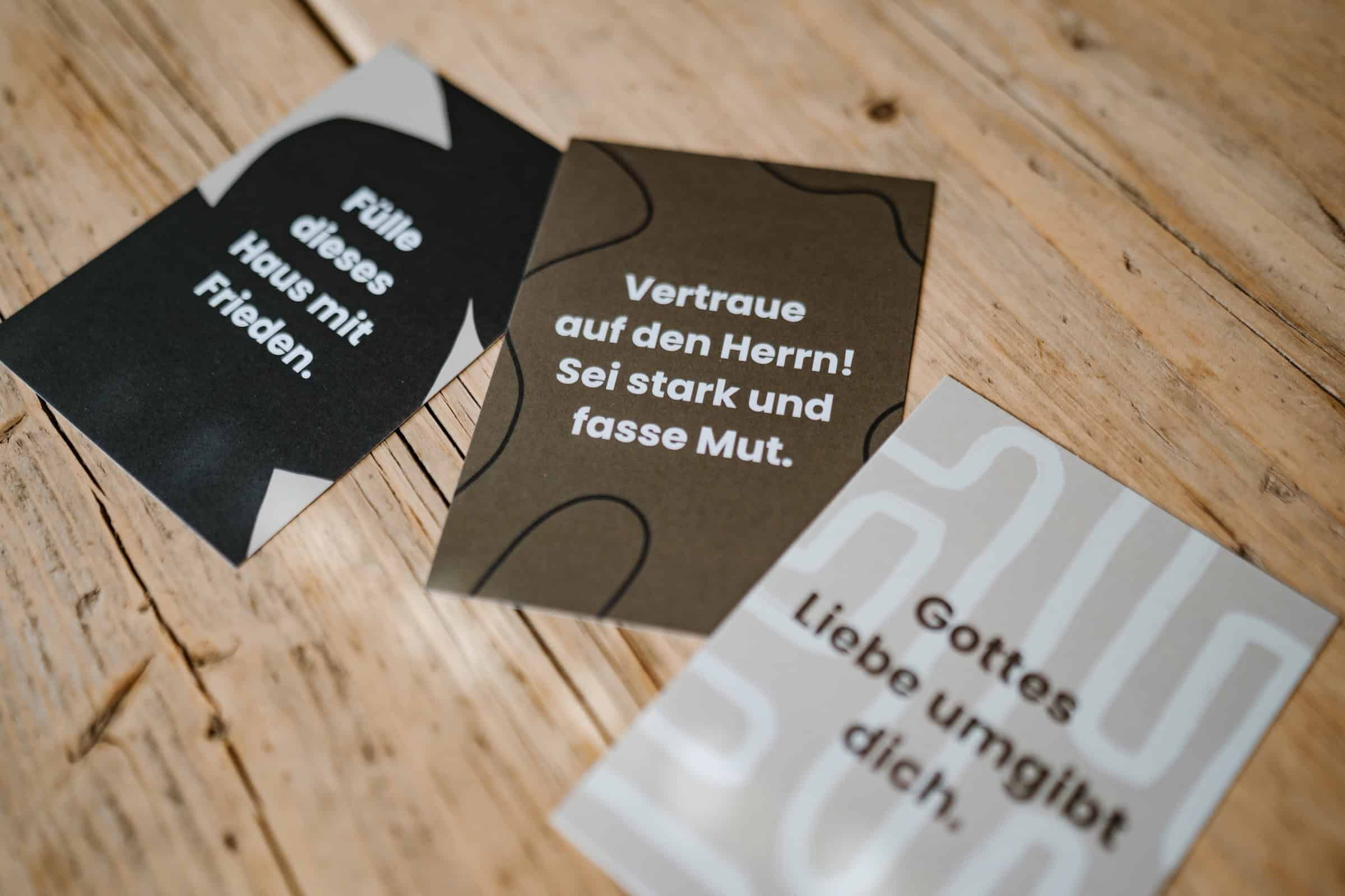 3er Set Christliche Postkarten: VON LIEBE UMGEBEN | Bibelverse & Ermutigung 4 Inspirierende christliche Karten für den Glauben und geistliche Botschaften.