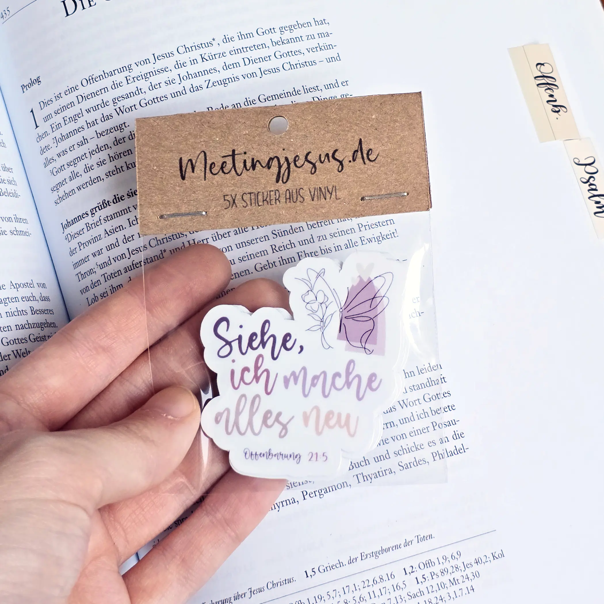 5x Sticker | Siehe, ich mache alles neu! | Set | Bibelvers | Christlich | Planner | Journal | Handmade | Vinyl | Geschenk | Jahreslosung 1 Handgemachter Bibelvers-Aufkleber mit Schmetterling und inspirierendem Text.