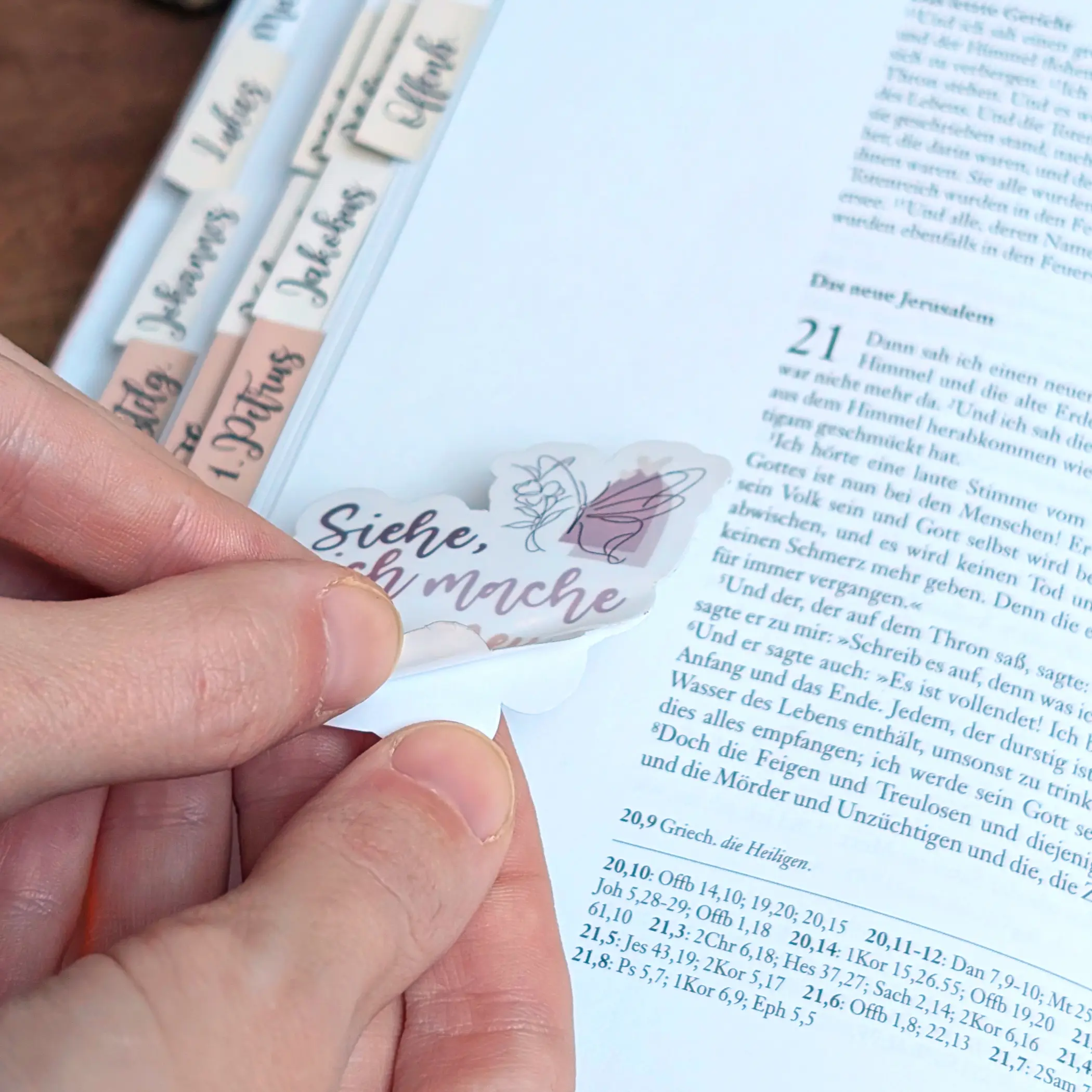 5x Sticker | Siehe, ich mache alles neu! | Set | Bibelvers | Christlich | Planner | Journal | Handmade | Vinyl | Geschenk | Jahreslosung 3 Hand entfernt Sticker mit Bibelvers auf Buchseite.