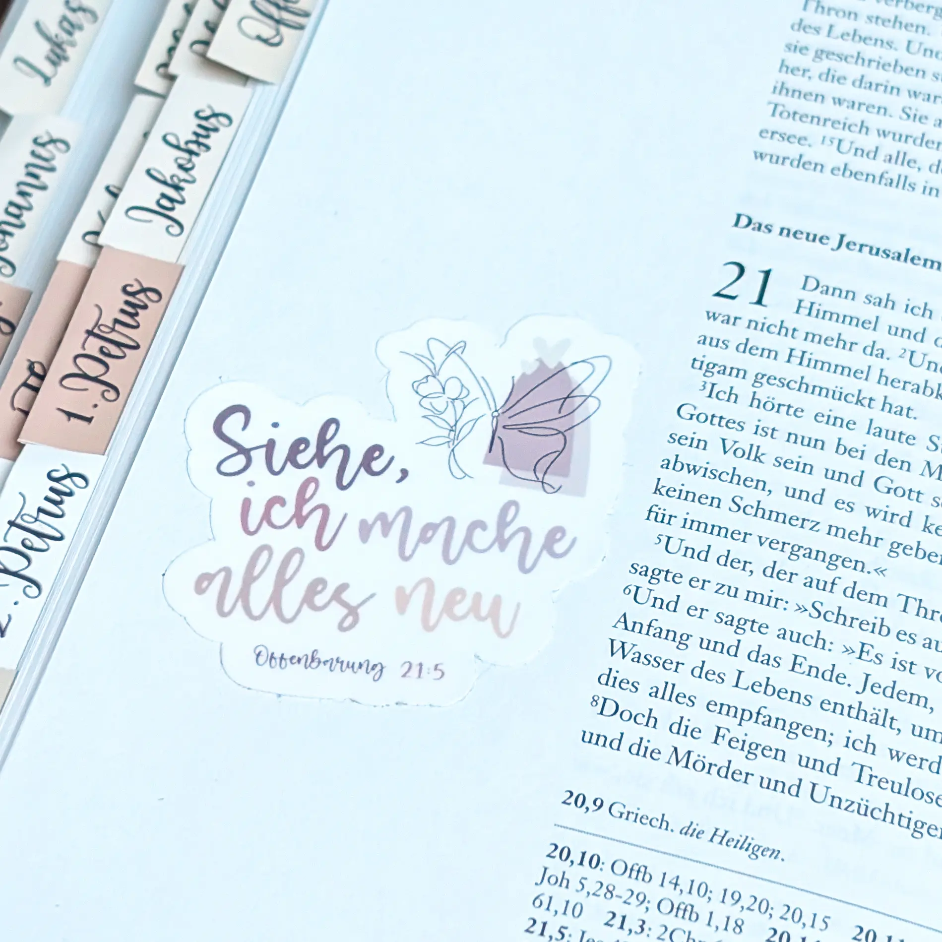 5x Sticker | Siehe, ich mache alles neu! | Set | Bibelvers | Christlich | Planner | Journal | Handmade | Vinyl | Geschenk | Jahreslosung 4 Handgemachte Bibelvers-Sticker mit Spruch 'Siehe, ich mache alles neu' auf weißem Hintergrund.