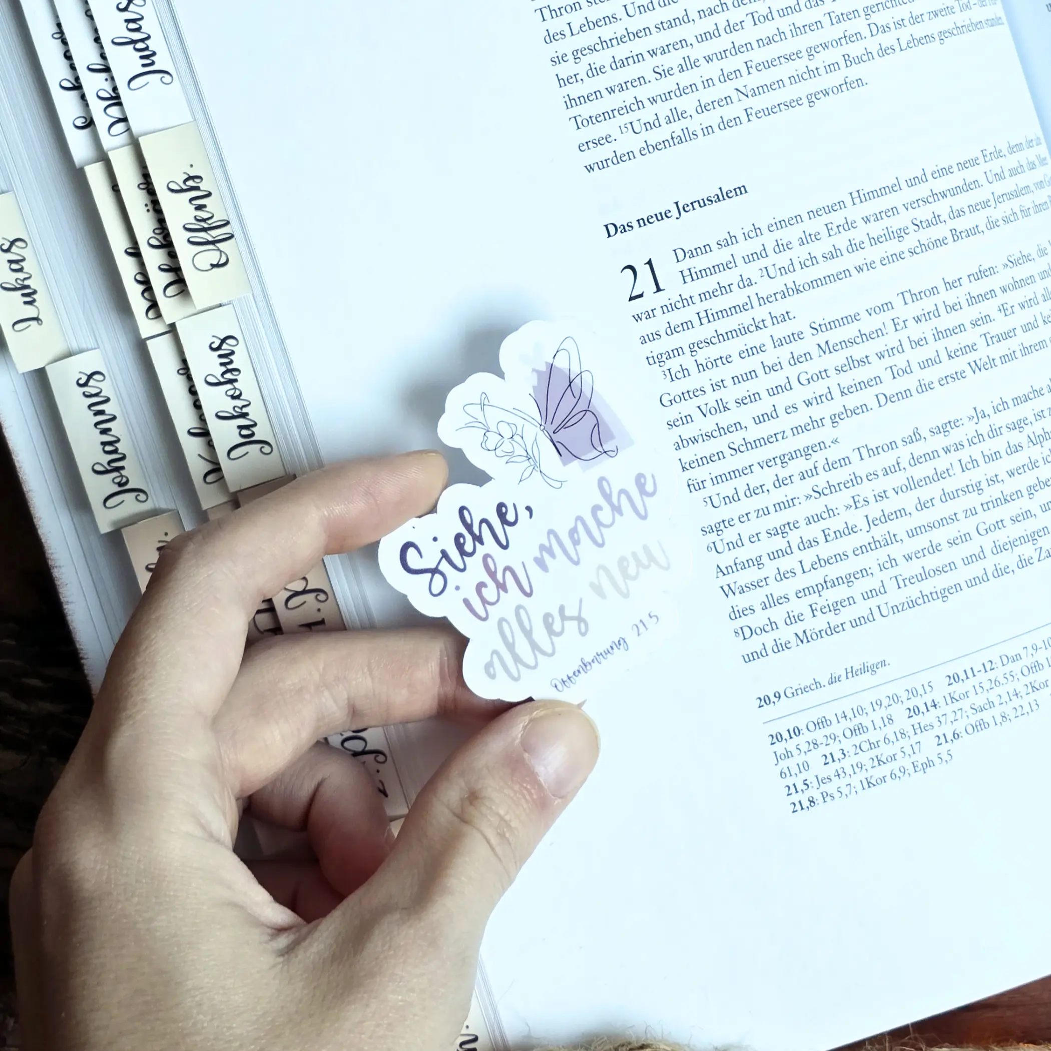 5x Sticker | Siehe, ich mache alles neu! | Set | Bibelvers | Christlich | Planner | Journal | Handmade | Vinyl | Geschenk | Jahreslosung 2 Hand hält christlichen Sticker mit Schmetterling und Bibelvers.