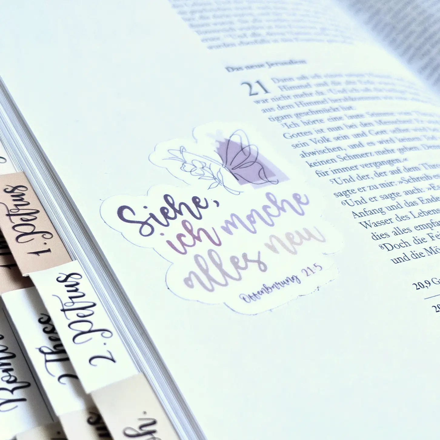 5x Sticker | Siehe, ich mache alles neu! | Set | Bibelvers | Christlich | Planner | Journal | Handmade | Vinyl | Geschenk | Jahreslosung 5 Handgemachter Bibelvers-Aufkleber mit Spruch 'Siehe, ich mache alles neu' auf offener Bibel.