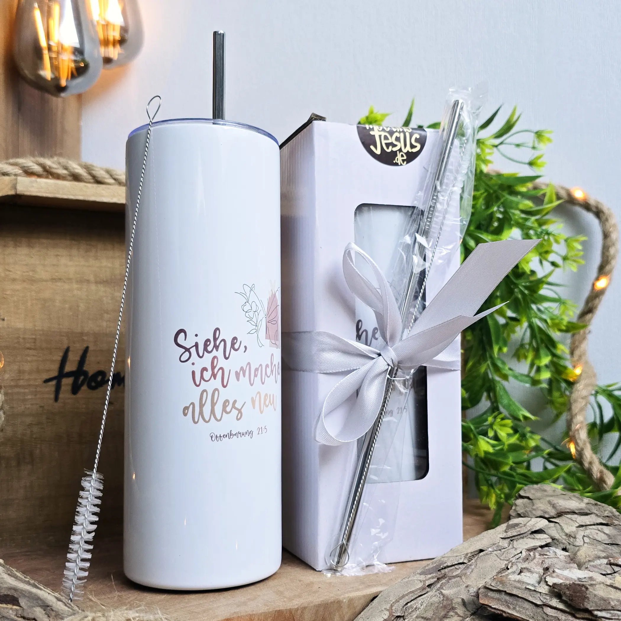 Tumbler | Siehe, ich mache alles neu | Offenbarung 21:5 | Bibelvers | Christlich | Geschenk | Kaffee | Thermobecher | Strohhalm 5 Christlicher Thermobecher mit Bibelvers und Geschenkset auf Holzuntergrund.