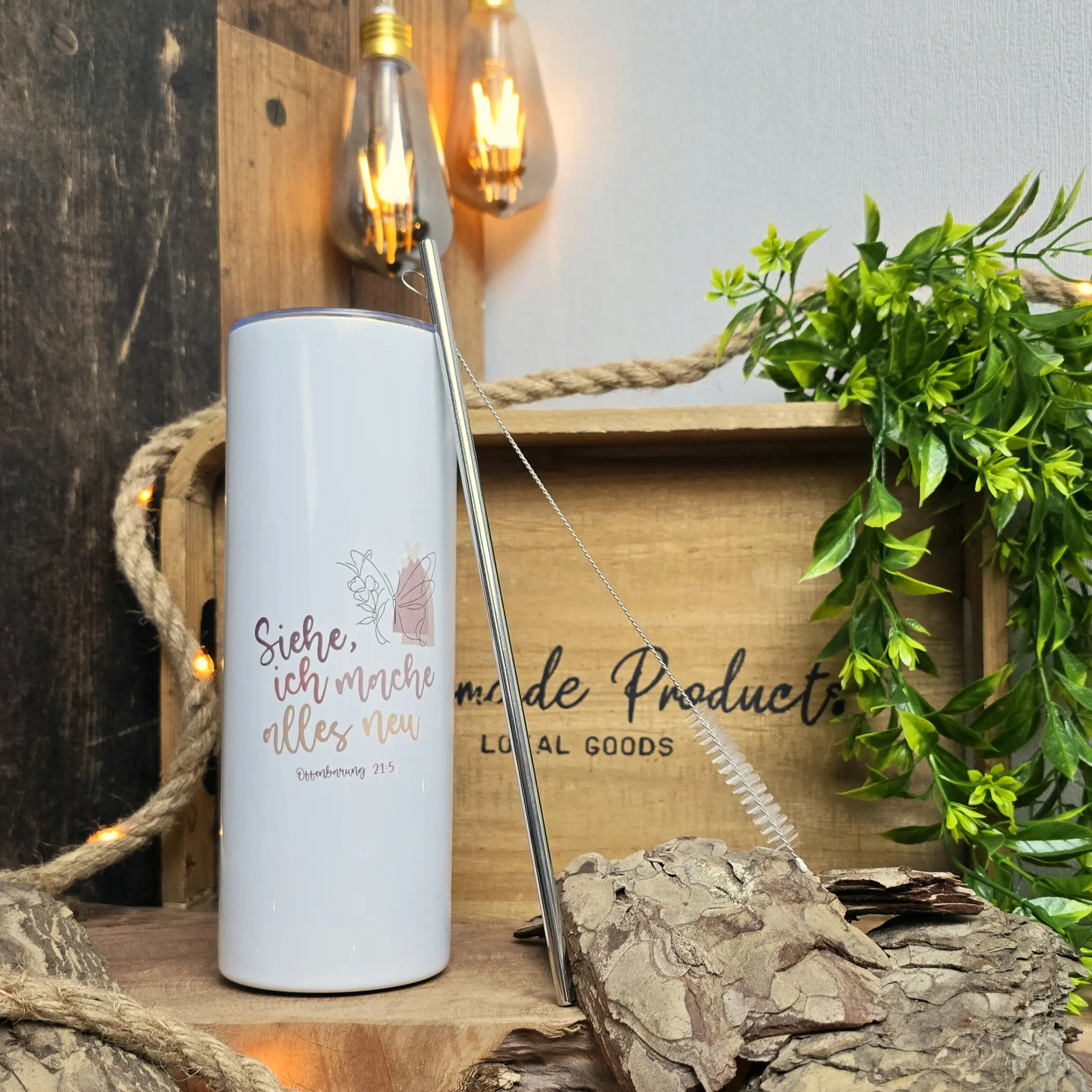 Tumbler | Siehe, ich mache alles neu | Offenbarung 21:5 | Bibelvers | Christlich | Geschenk | Kaffee | Thermobecher | Strohhalm 4 Christlicher Thermobecher mit Bibelvers und Strohhalm auf Holzregal.