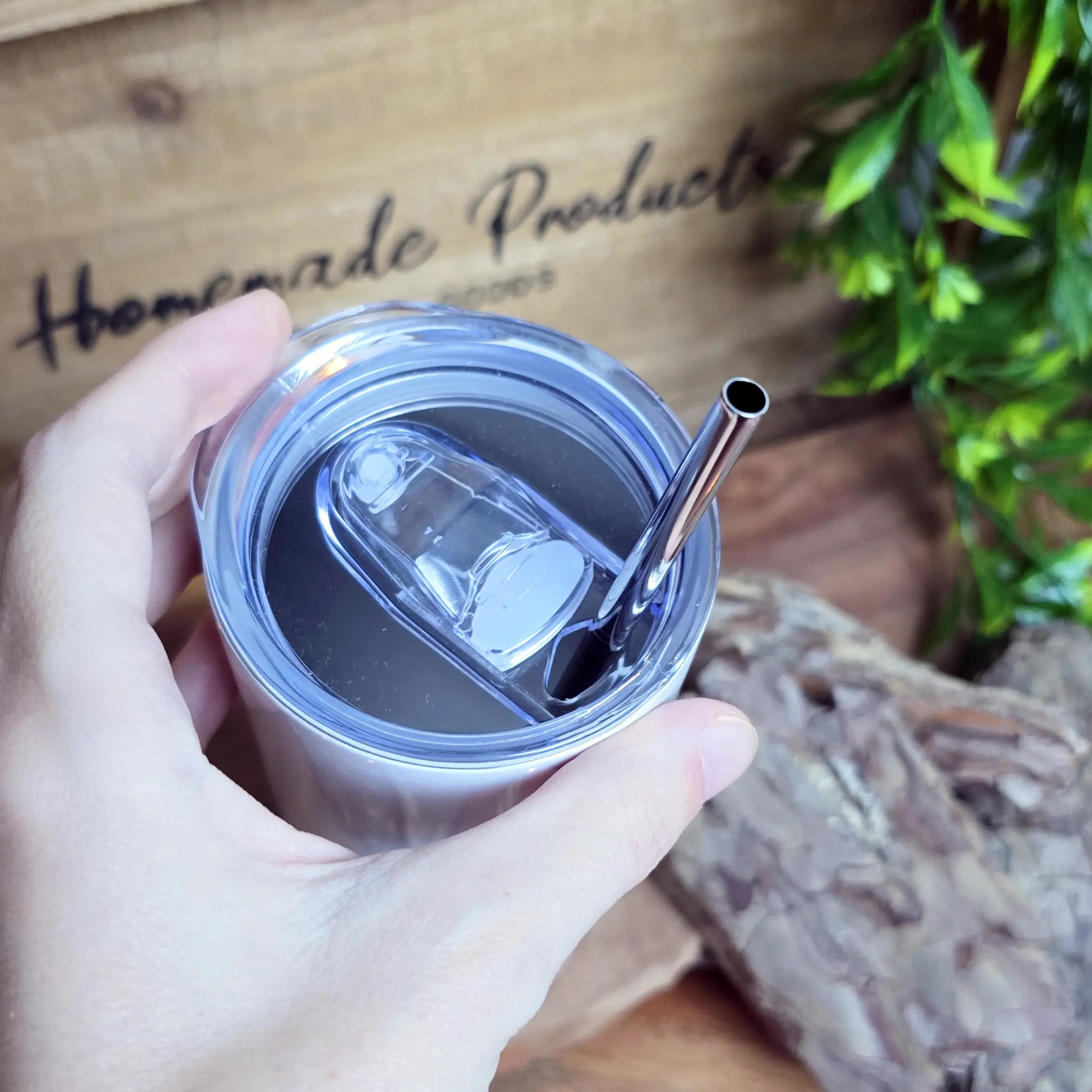 Tumbler | Siehe, ich mache alles neu | Offenbarung 21:5 | Bibelvers | Christlich | Geschenk | Kaffee | Thermobecher | Strohhalm 3 Kaffeebecher mit Strohhalm und Eiswürfel, Nahaufnahme.