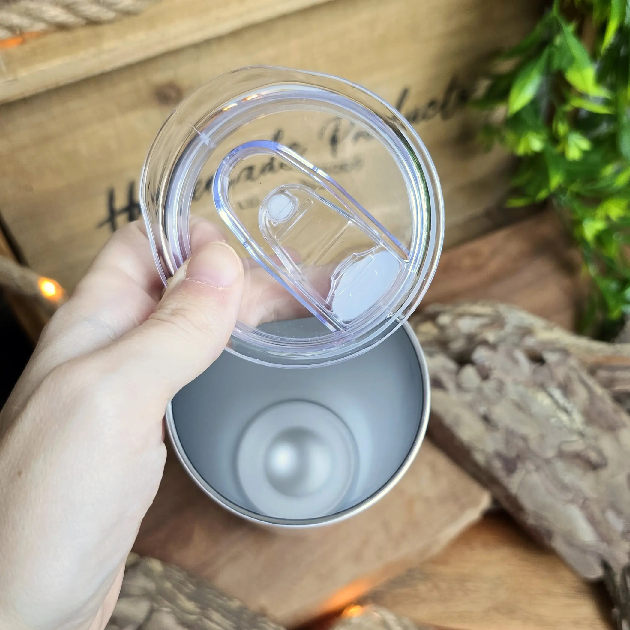 Tumbler | Siehe, ich mache alles neu | Offenbarung 21:5 | Bibelvers | Christlich | Geschenk | Kaffee | Thermobecher | Strohhalm 2 Leerer Thermobecher mit Trinkhalm, ideal für Kaffee, auf Holzdekor mit Pflanzen.