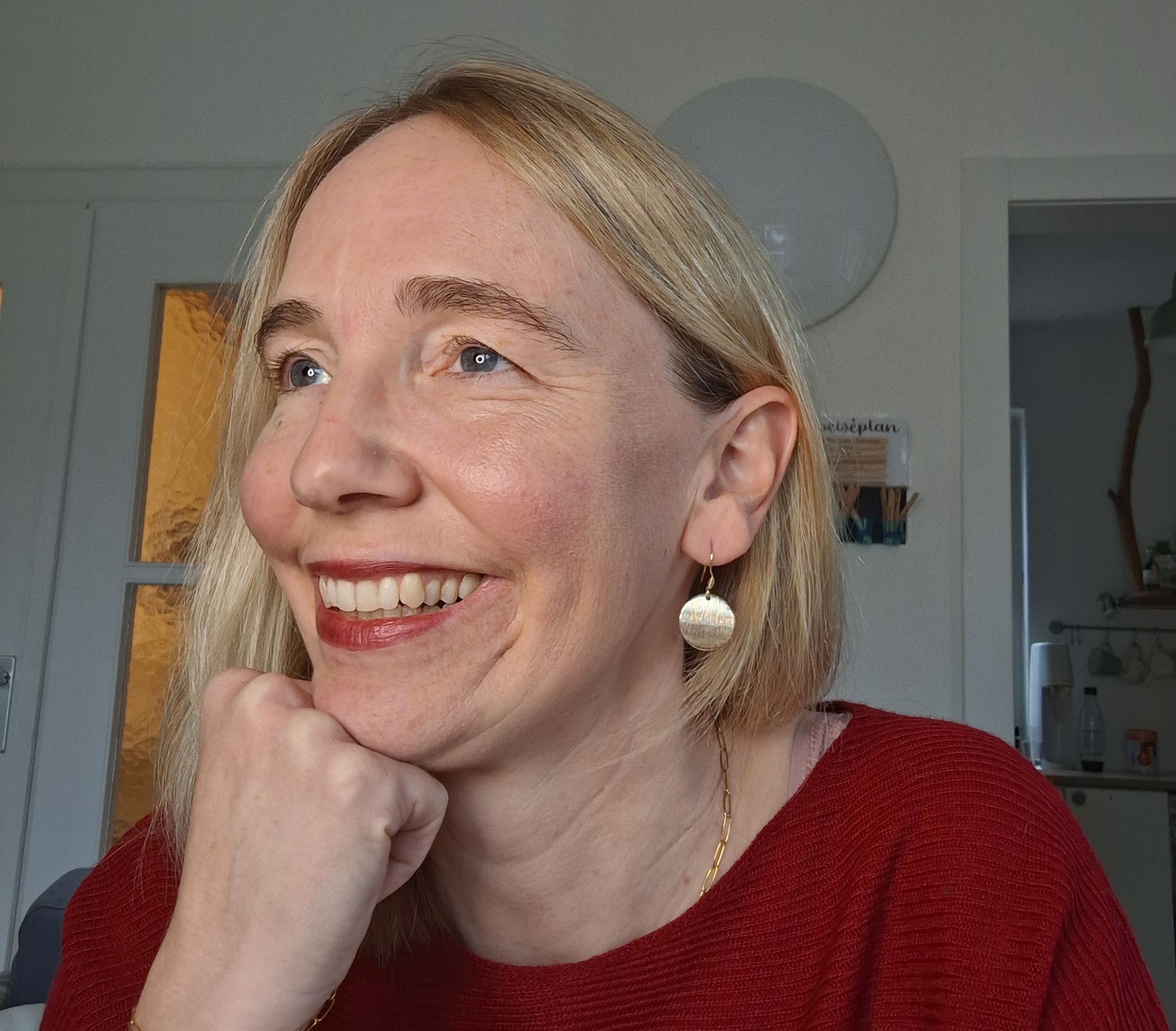 Goldene Ohrringe "Beloved" 2 Lächelnde Frau mit blondem Haar und roten Pullover, christliche Marken, Marketplace.