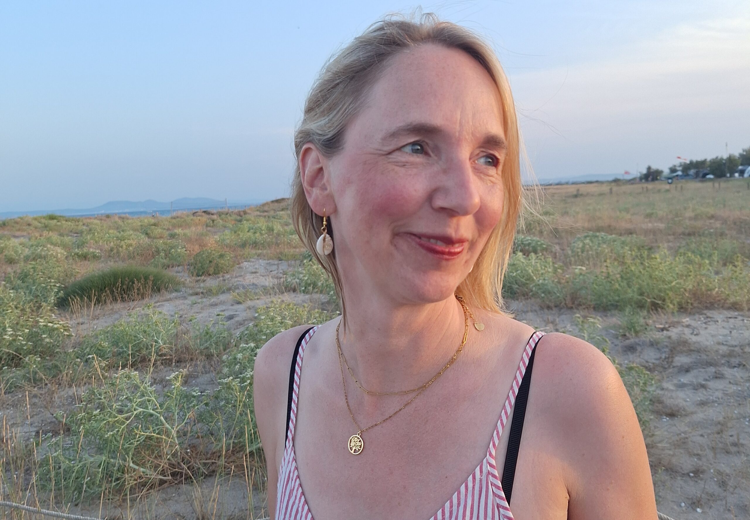 Goldkette "Lebensbaum" 3 Frau im Freien mit Blick auf die Natur, christliche Marken, spirituelle Inspiration.