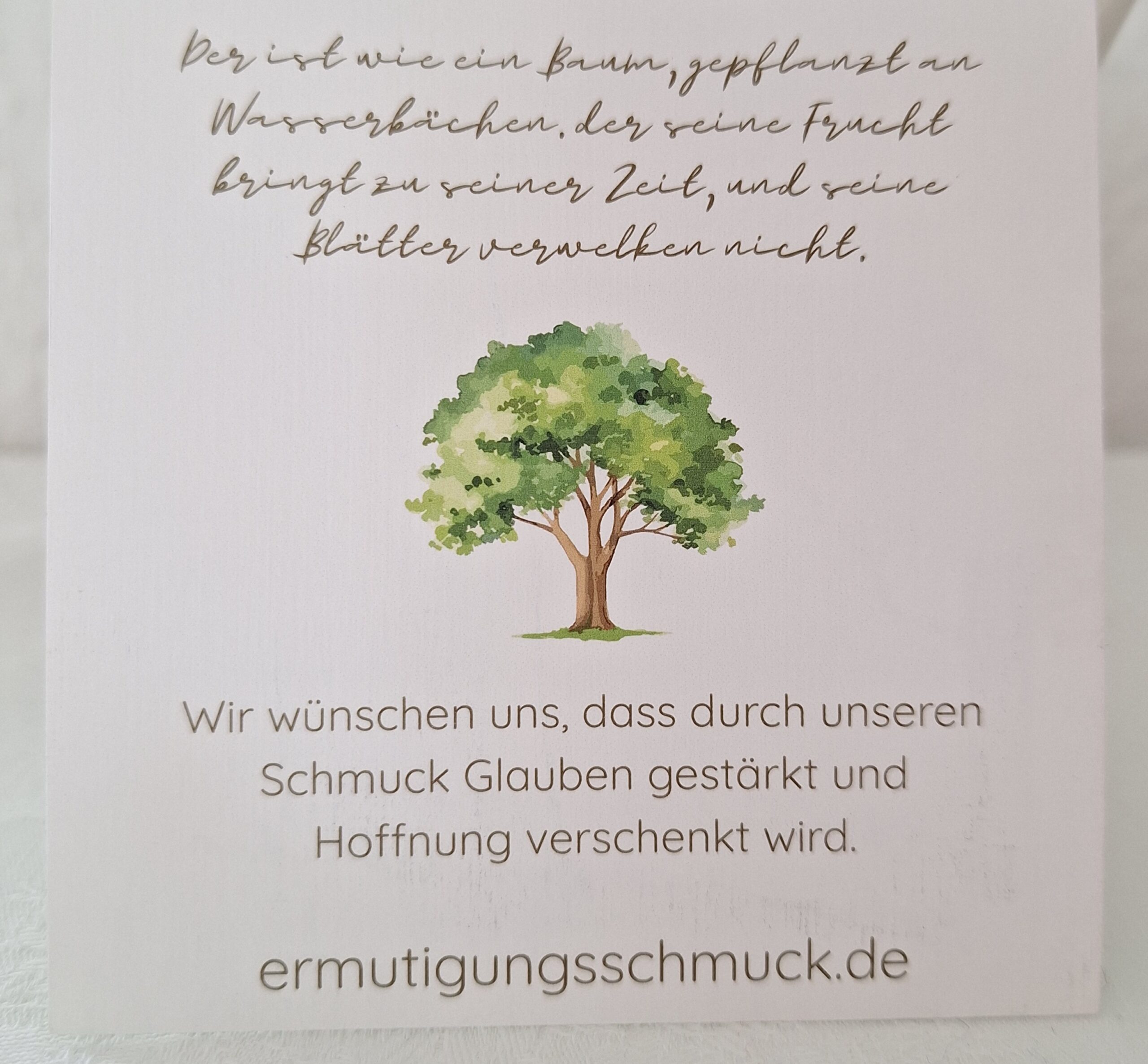 Goldkette "Lebensbaum" 4 Der Baum mit grünen Blättern und braunem Stamm, symbolisiert Hoffnung und Glauben.