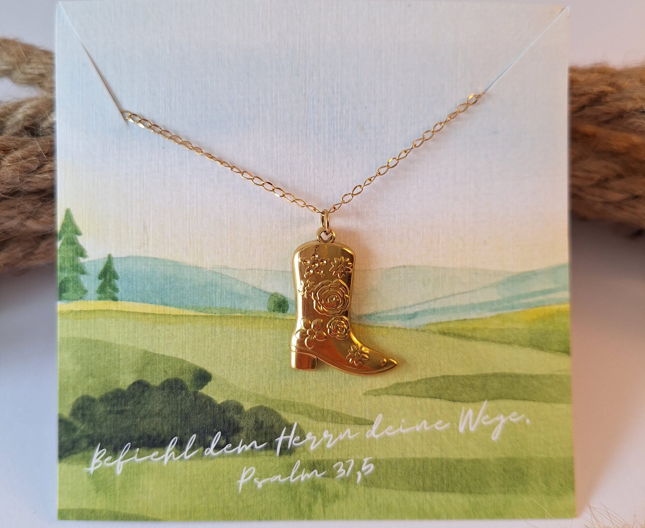 Goldkette "Cowboystiefel" 6 Goldene Stiefel Halskette als christliches Schmuckstück auf einer Grußkarte mit Psalm 37,5.