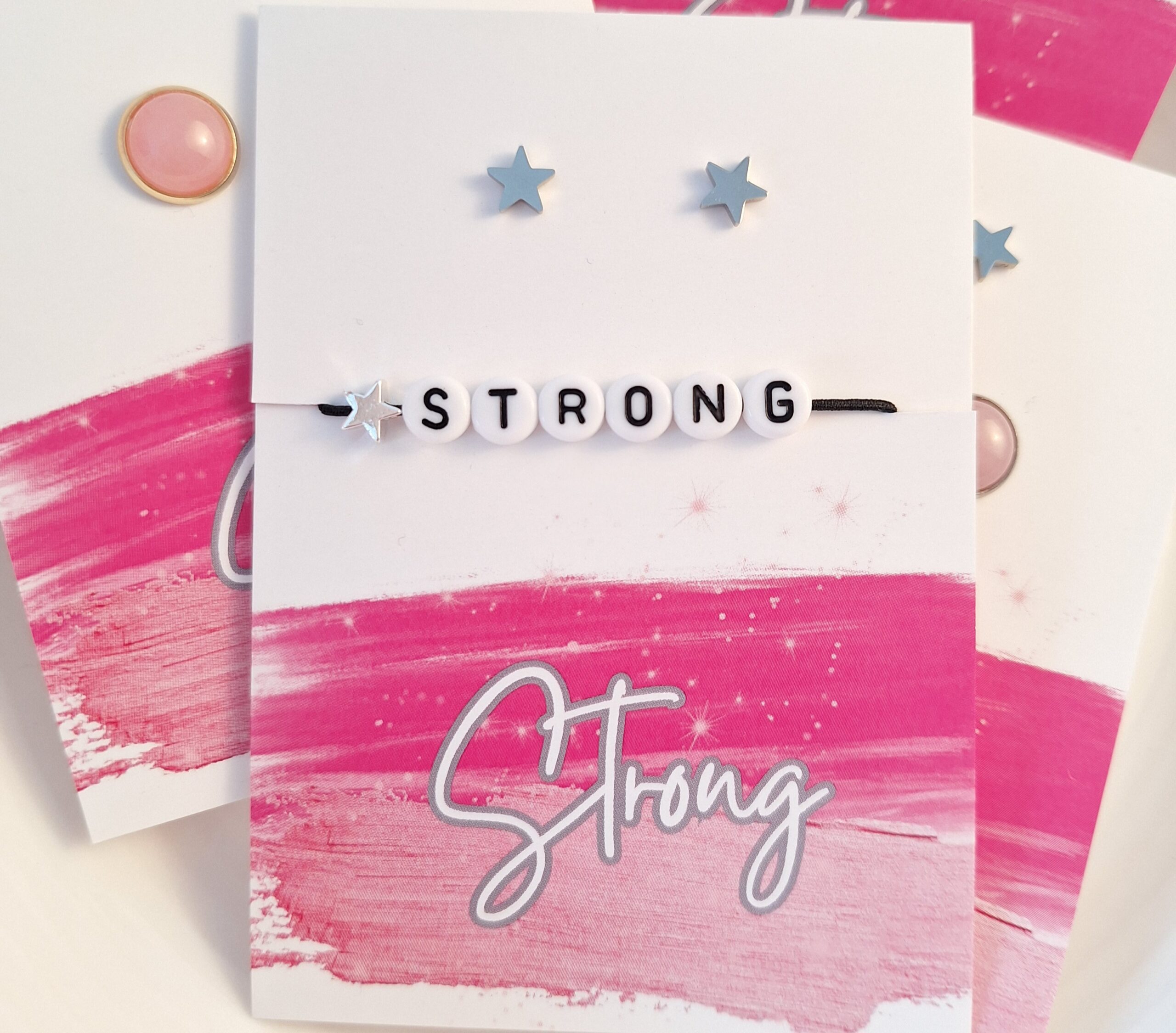 Starkes christliches Motiv mit "Strong" Schriftzug und pinkem Aquarellhintergrund.