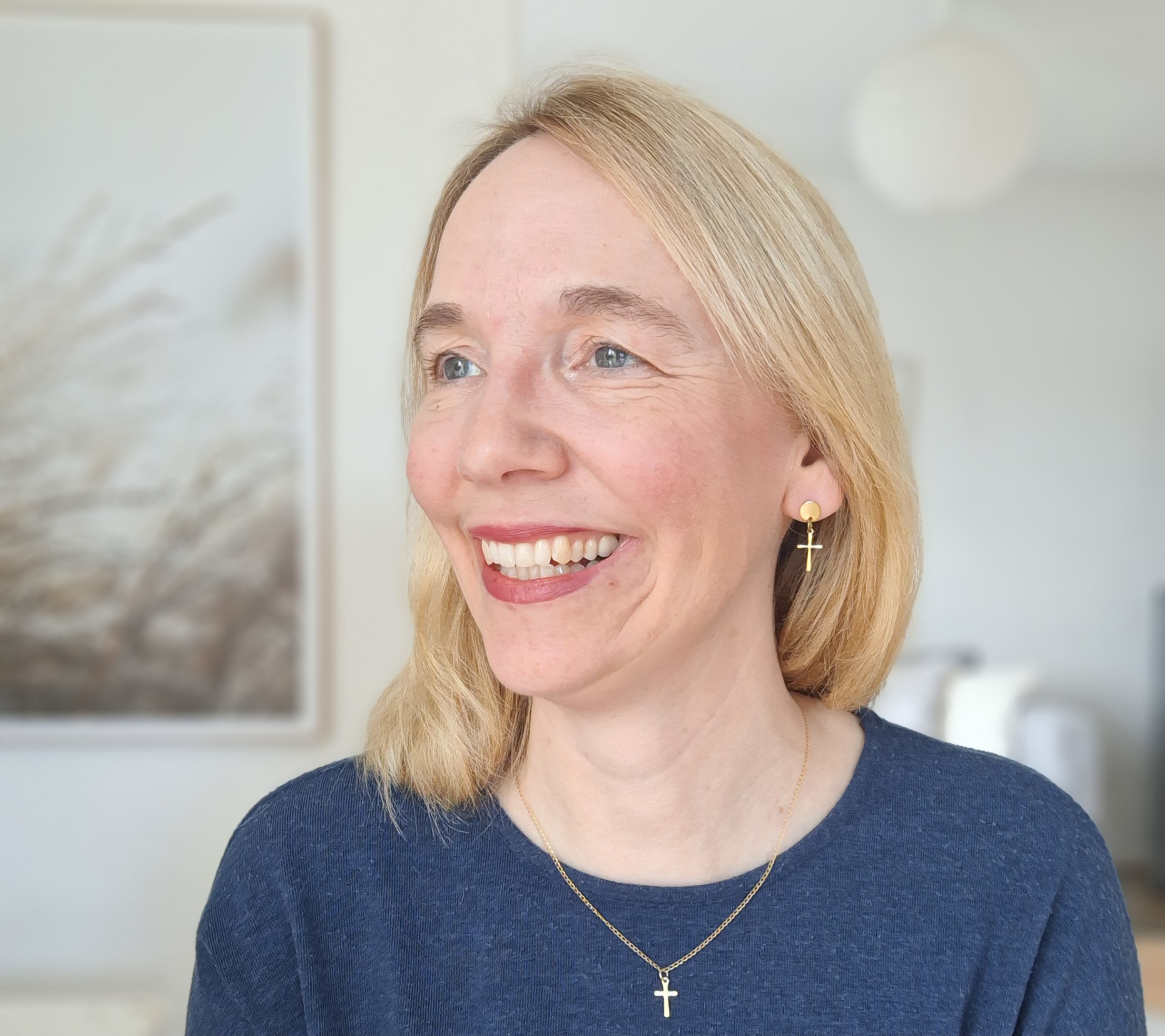 Goldkreuzkette "Fearless" 2 Glaube, Freude und christliche Schmuckstücke – inspirierende Frau mit Kreuzanhänger.