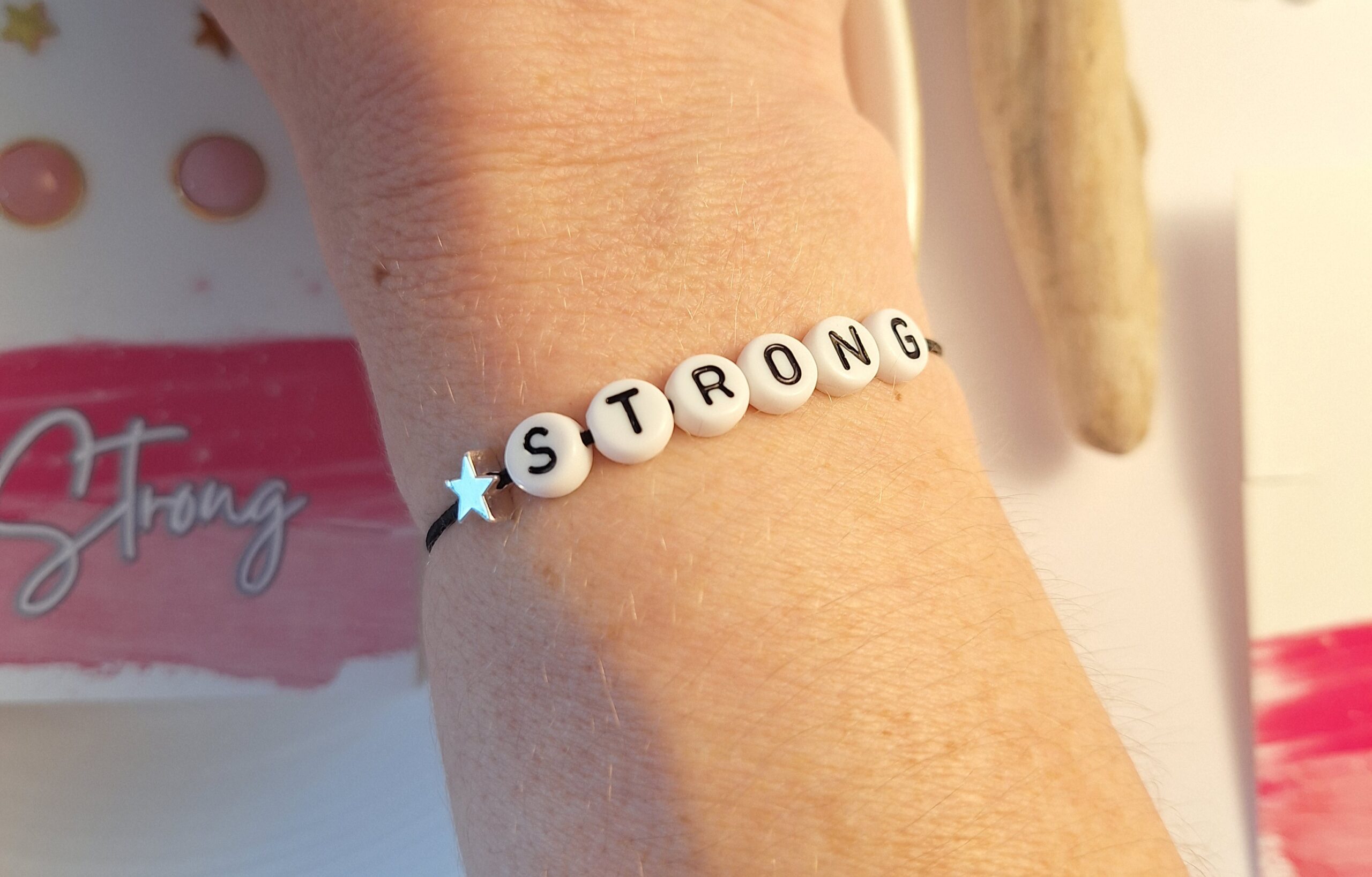Armband und Sternenohrstecker "Strong" 2 Starkes Armband mit Buchstabenperlen und blauer Stern, symbolisiert Stärke und Glauben.