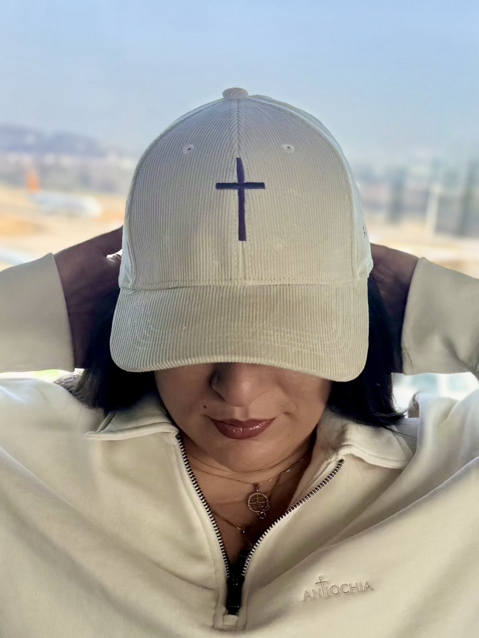 Kord Basecap - "Cross" 14 Frau trägt weiße Cap mit Kreuzsymbol, christliche Mode, Mookho.de.