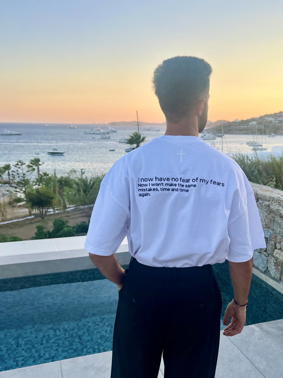 Heavy Oversize T-Shirt - "No Fear" 16 Mann mit christlichem T-Shirt am Meer bei Sonnenuntergang.