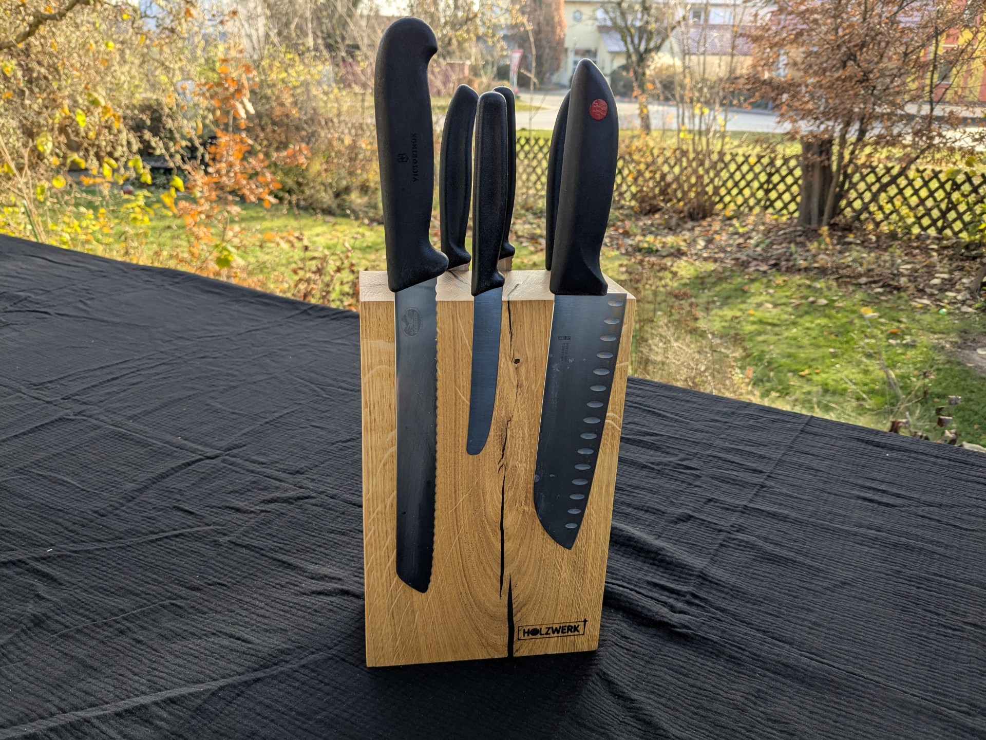 magnetischer Messerblock aus massivem Eichebalken 2 Schneidmesser-Set in Holzblock auf Garten Tisch, Küchenmesser für Kochen, Schneidewerkzeug.