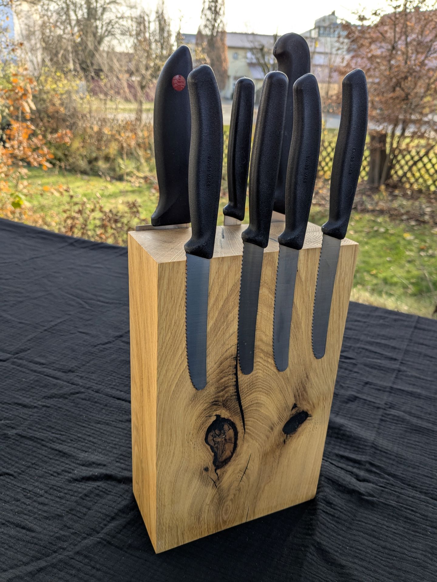 Schneidmesser-Set in Holzblock, Küchenmesser mit schwarzen Griffen, hochwertiges Kochbesteck.