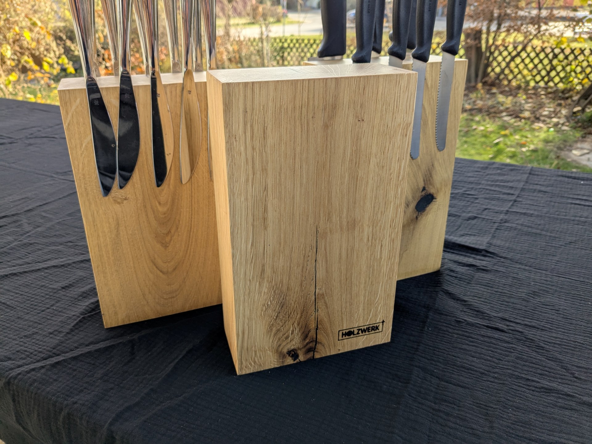 magnetischer Messerblock aus massivem Eichebalken 5 Brotzeitbrett mit Messerblock aus Holz, ideal für christliche Gemeinschaftsveranstaltungen.