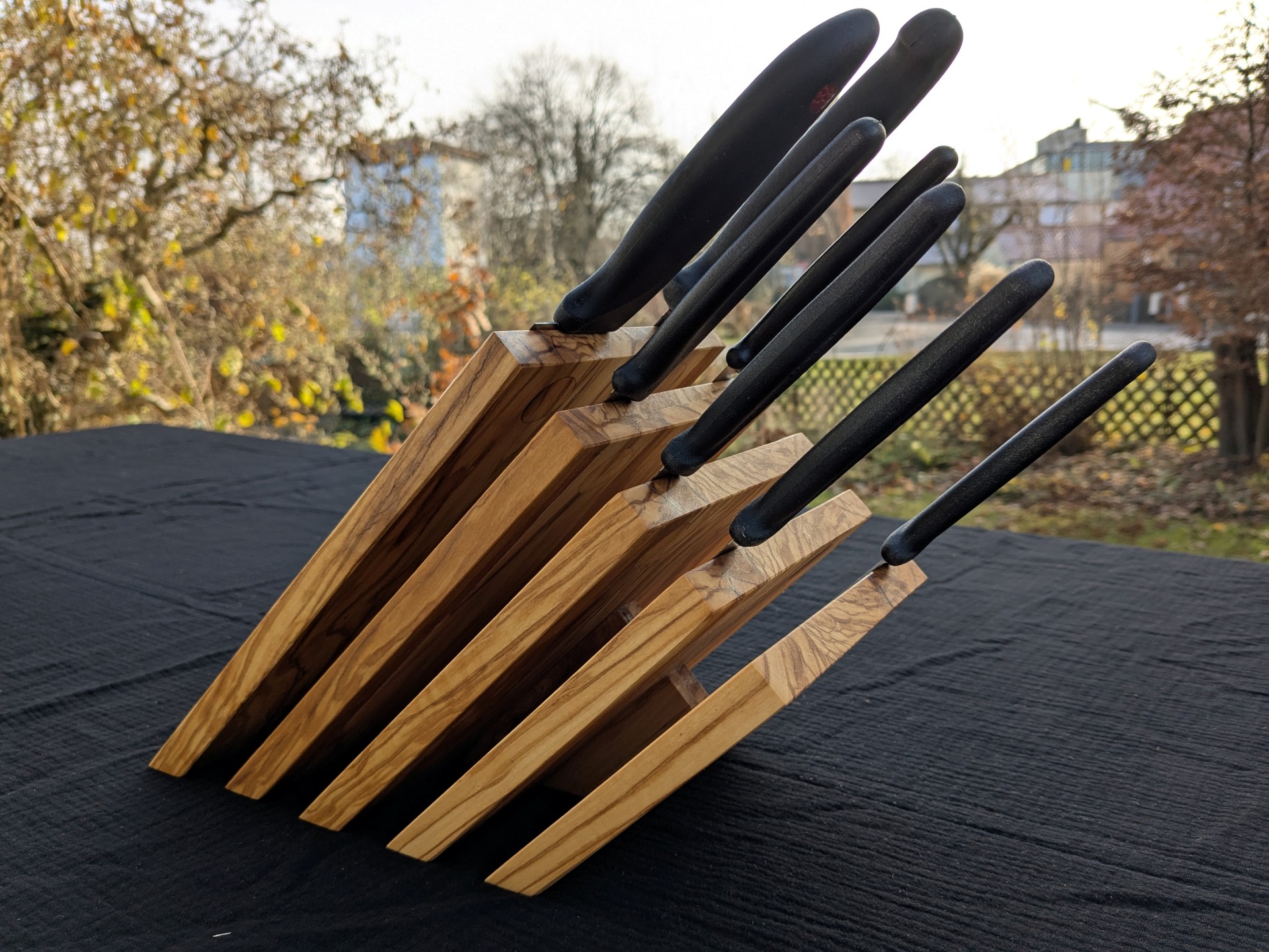 Messerblock aus Olivenholz, für 10 Messer, magnetisch 2 Brotmesser-Set aus Holz mit schwarzen Griffen, ideal für christliche Haushaltsküche.