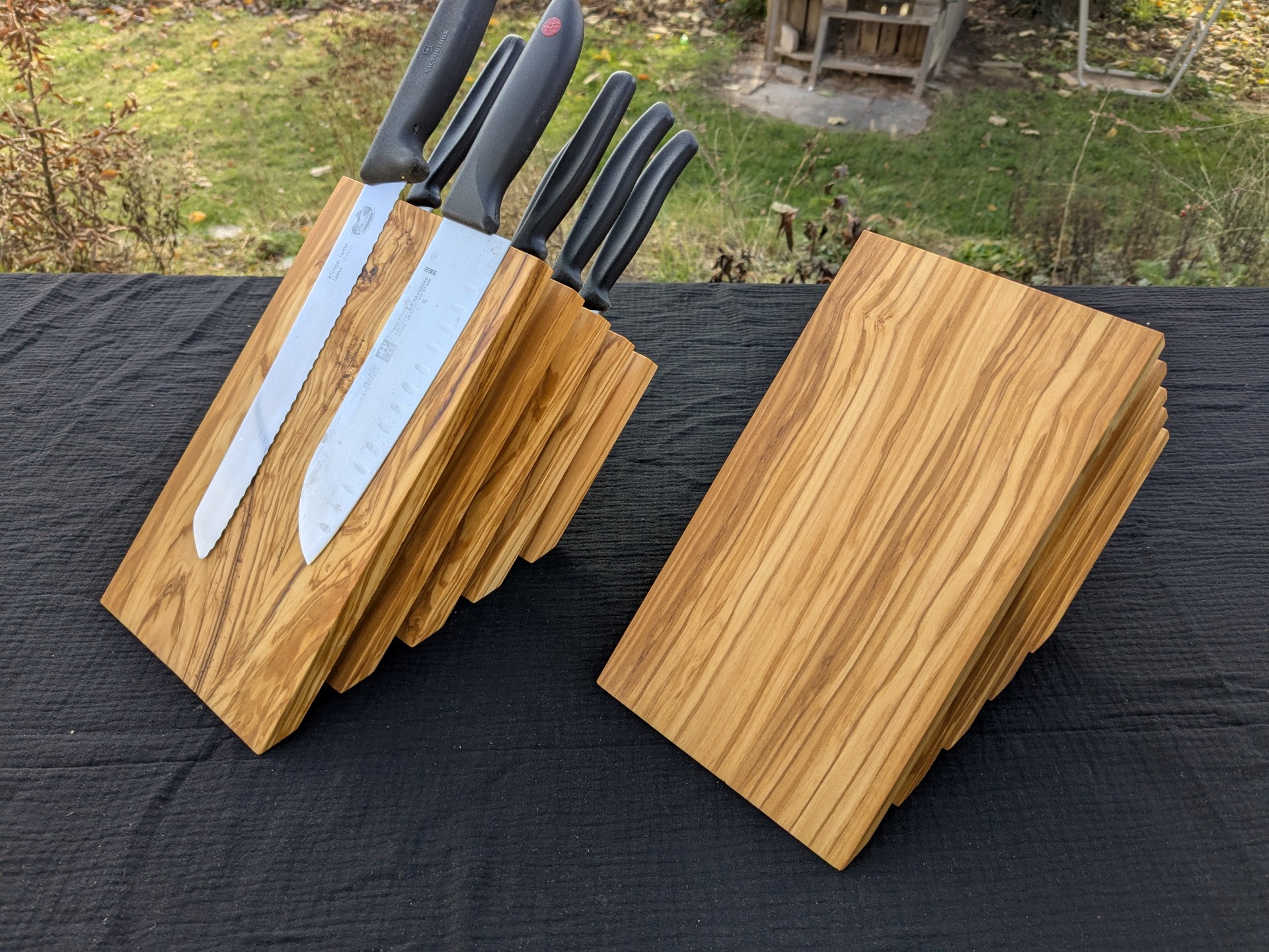 Messerblock aus Olivenholz, für 10 Messer, magnetisch 5 Schneidbretter aus Holz mit Messern auf schwarzem Stoff, christliche Marken, Mookho.de.