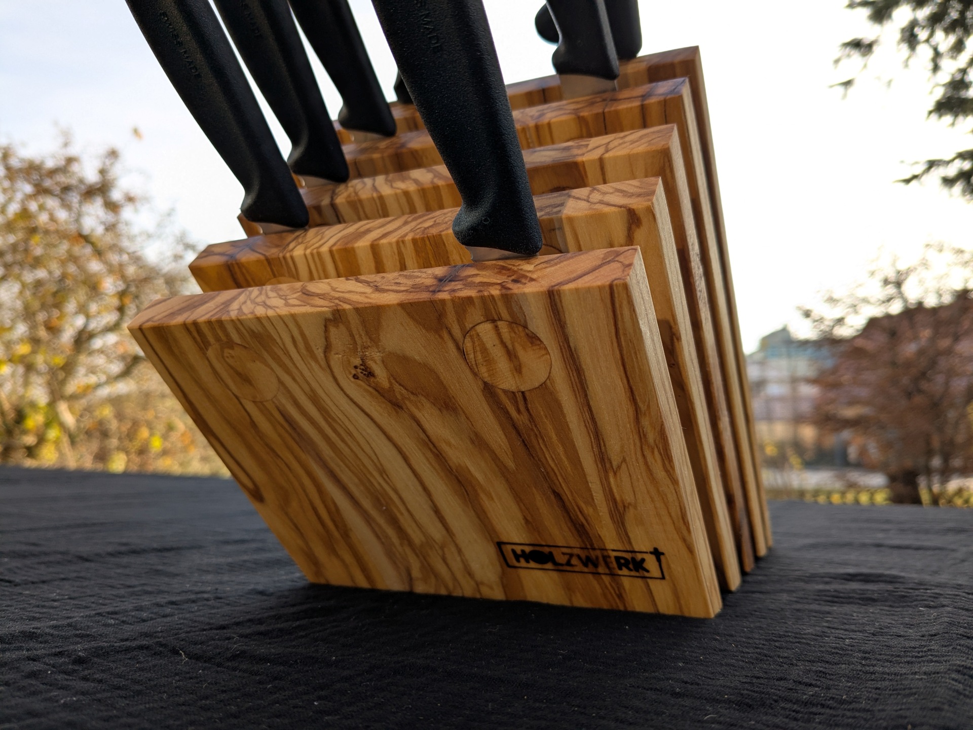 Messerblock aus Olivenholz, für 10 Messer, magnetisch 4 Hochwertiges Holzschneidebrett mit schwarzen Küchenmessern, christliche Marken, Mookho.de.