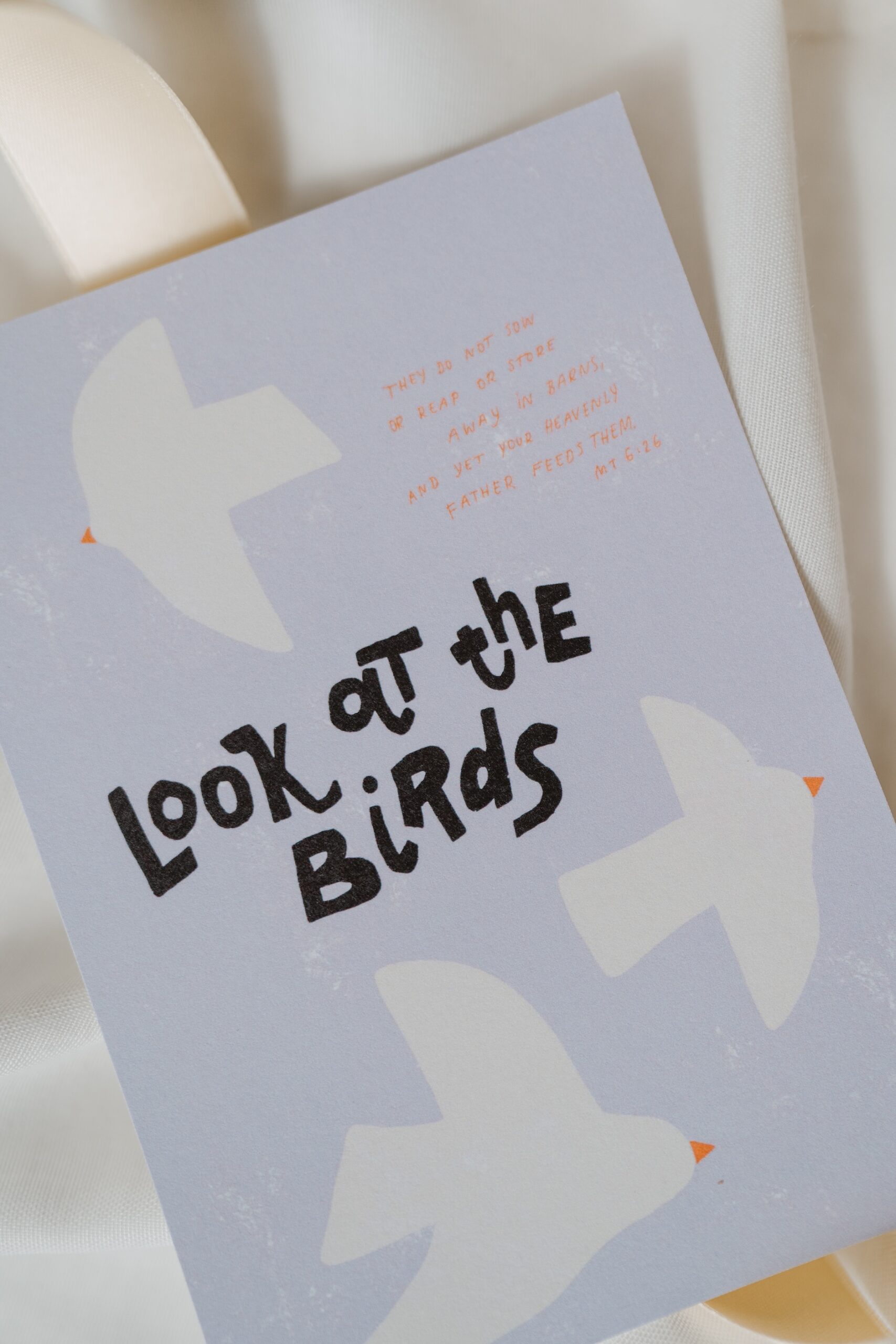 3er Set Postkarten GOD PROVIDES 5 Bibelzitat "Look at the Birds" mit weißen Tauben auf hellgrauem Hintergrund, christliche Botschaft.