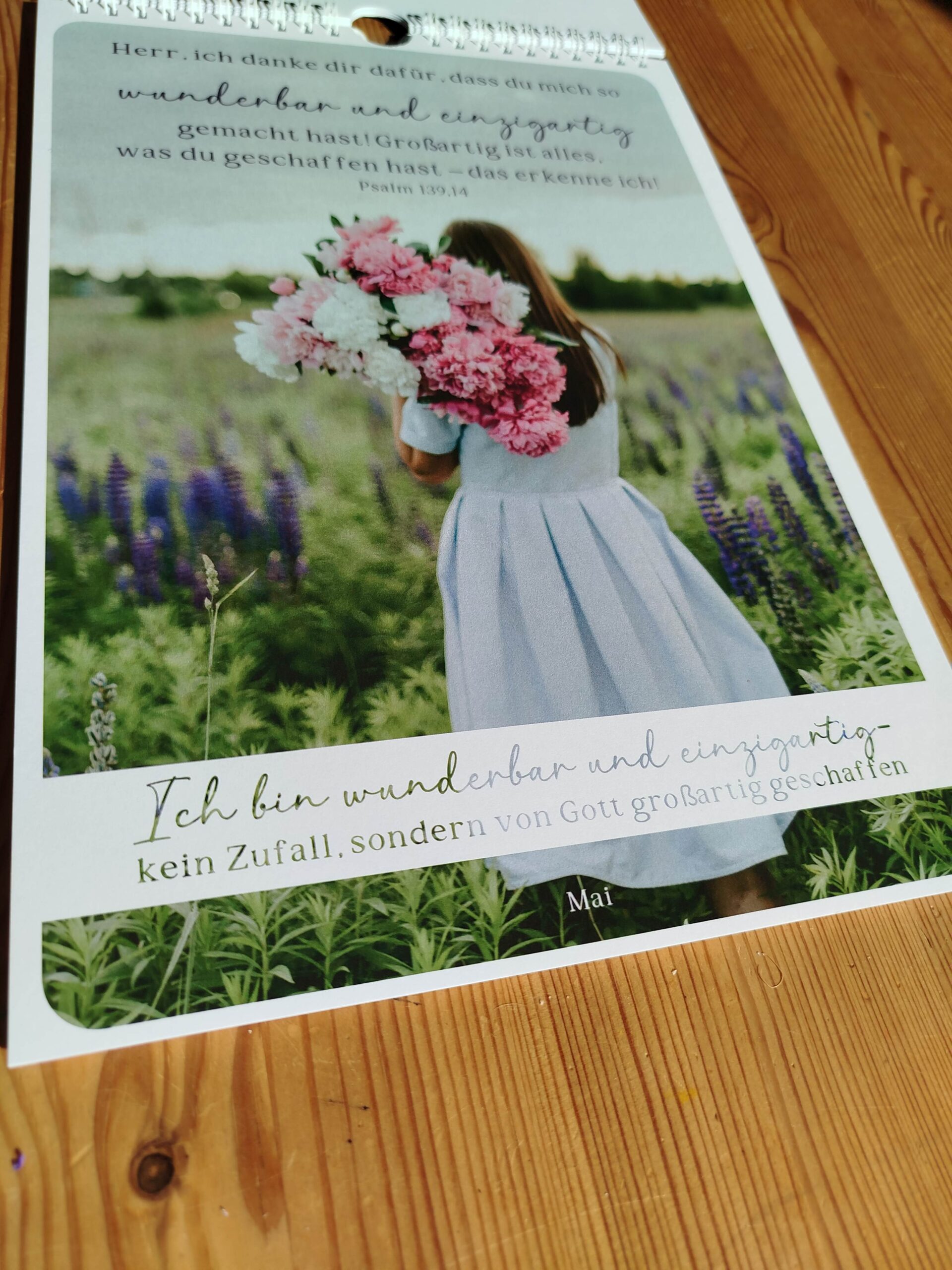 Ermutigungskalender für Teeniemädchen 2 Herrlich blühender Lavendel und ein Mädchen mit Blumenstrauß in einem Feld, christliche Inspiration.