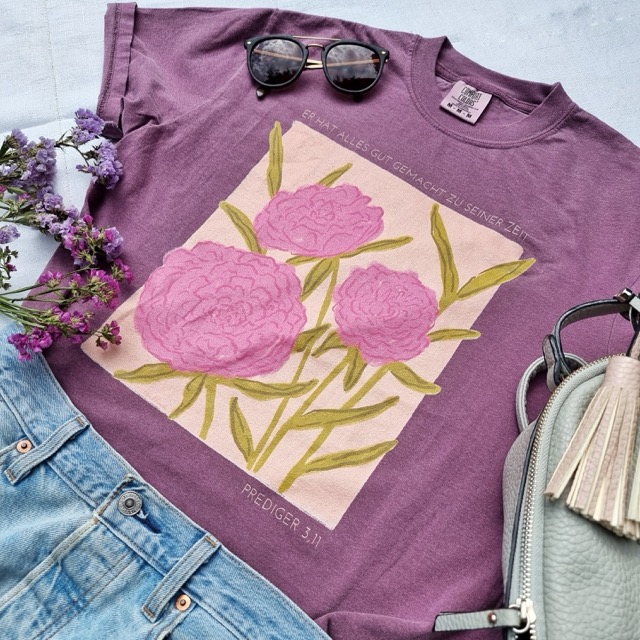Shirt - Er hat alles gut gemacht 10 Buntes T-Shirt mit Blumenmotiv, Sonnenbrille, Jeans und Tasche, christliche Mode, Mookho.de.