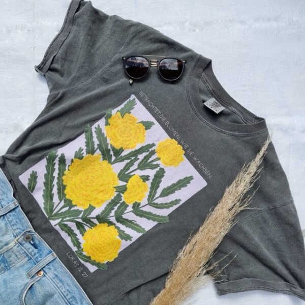 Blumenmuster auf grauem T-Shirt, Sonnenbrille und Trockenblumen, Modeaccessoires, Sommerstil.