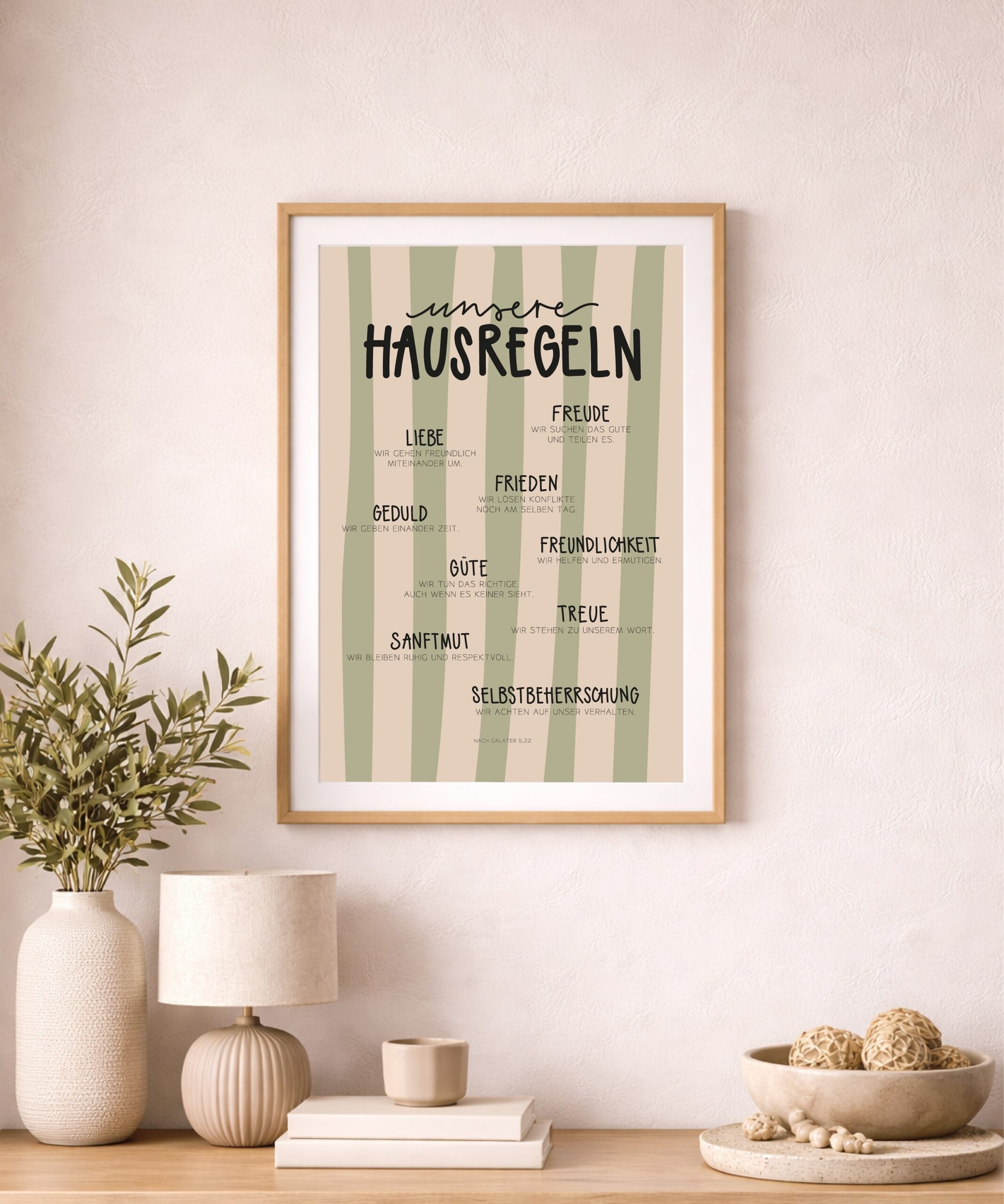 Poster »unsere Hausregeln« nach Galater 5,22 8 Liebevolle christliche Hausregeln im Rahmen, dekorativ an der Wand, mit Pflanzen und Dekorationen im.